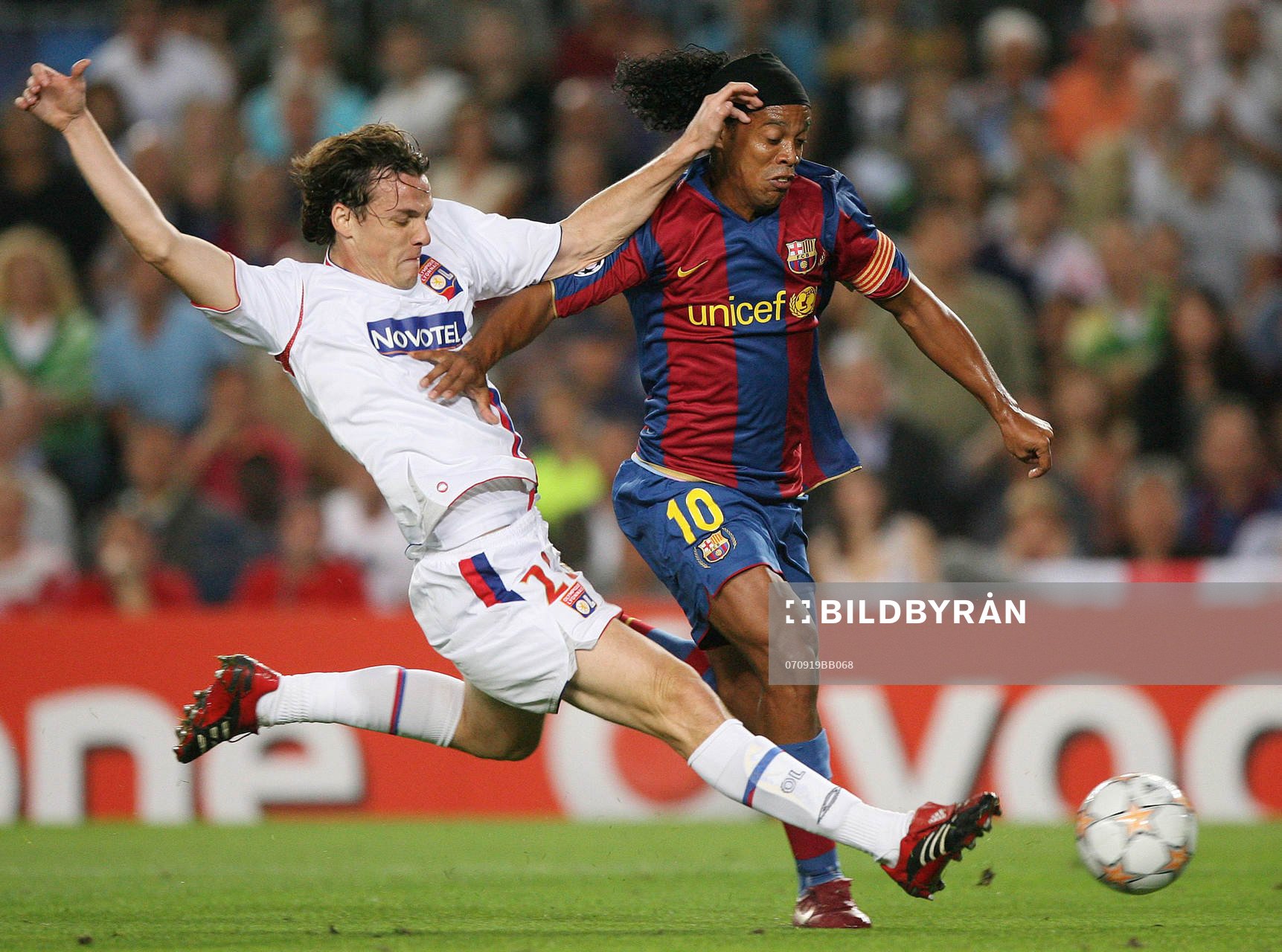 Sebastien Squillaci och Ronaldinho