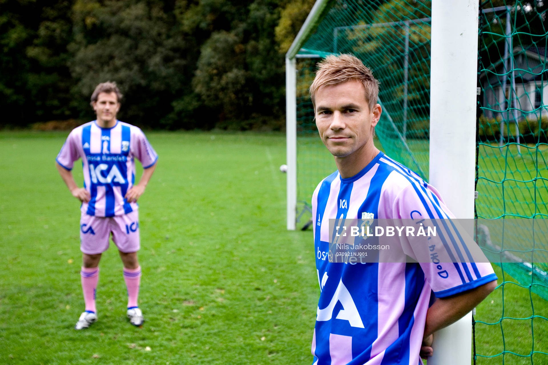 Fotboll, allsvenskan, IFK Göteborg ska spela i rosa tröjor för att stödja rosa bandet, kampanj, Niclas Alexandersson, Tobias Hysen.