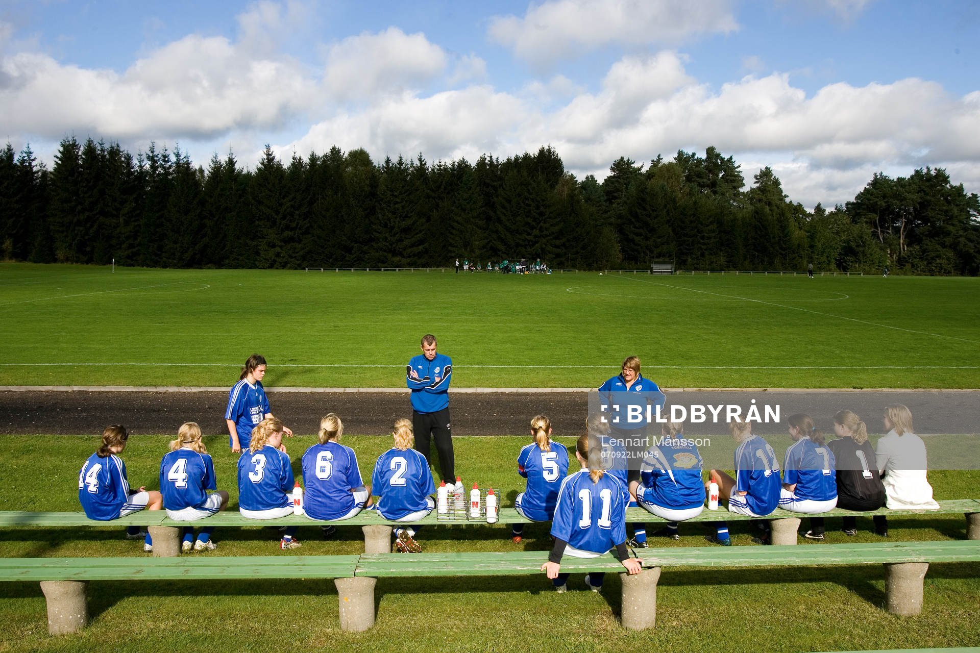 Bänk, lag, tränare, instruktion. Plan, fotbollsplan