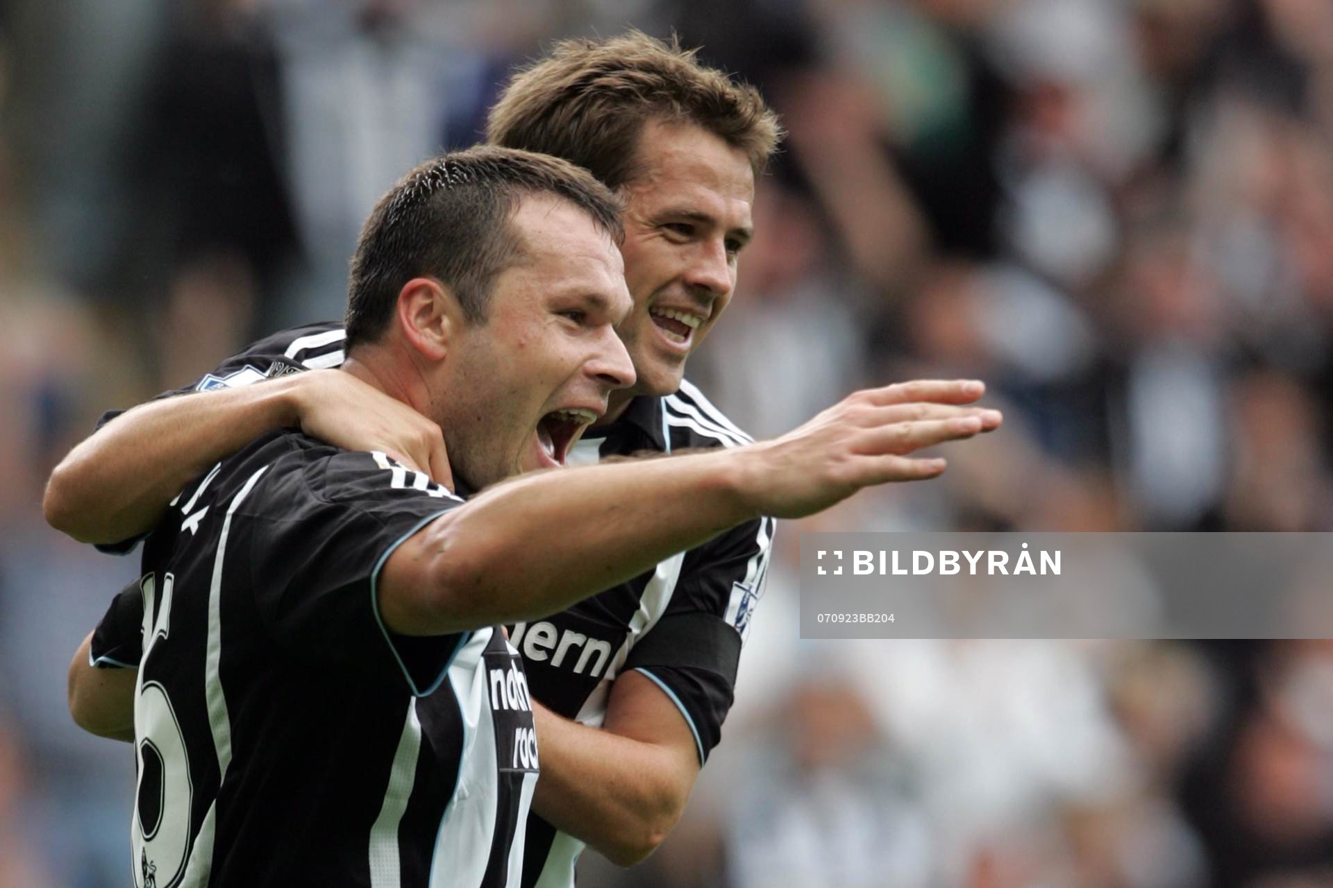  Michael Owen och Mark Vidukas, Newcastle. Glädje. Jubel.
