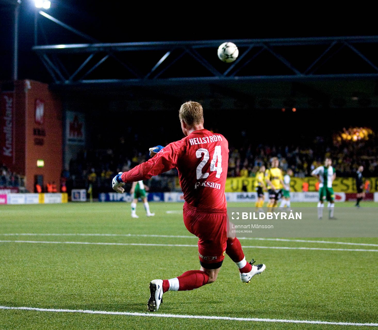 Erland Hellström, målvakt, skjuter in bollen