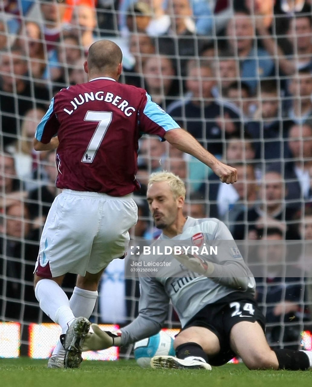  Fredrik Ljungberg, West Ham slåt bollen förbi Manuel Almunia, Arsenal (Målvakt) men det döms bort p g a offside