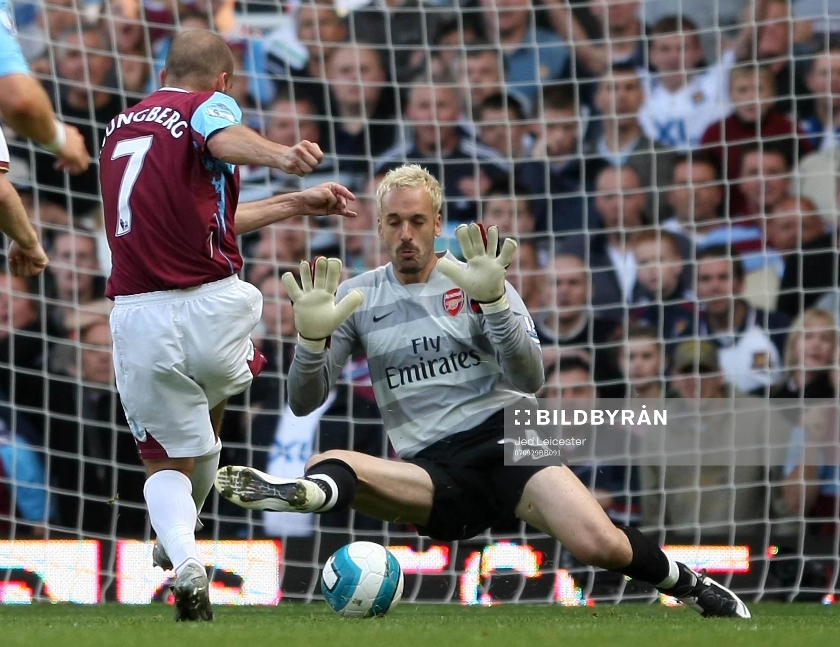  Fredrik Ljungberg, West Ham slår bollen förbi Manuel Almunia, Arsenal (Målvakt) men det döms bort p g a offside