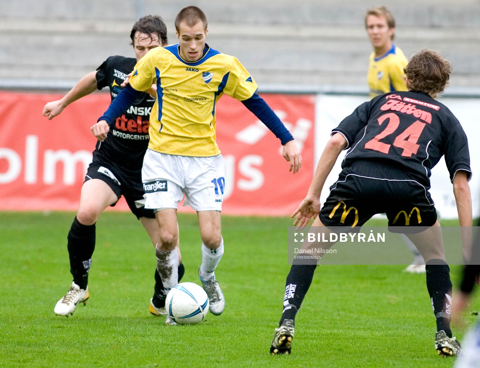   Zoran Jovanovic, Malmö tar sig igenom Trollhättans försvar.