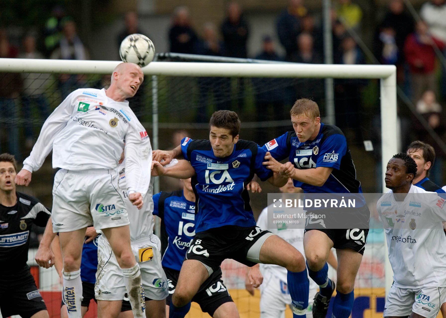 Thomas Hedlund nickar undan framför Ajsel Kujovic och