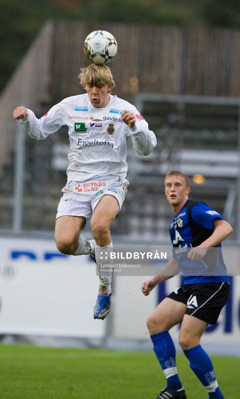 Johan Oremo nickar, Peter Larsson tittar på