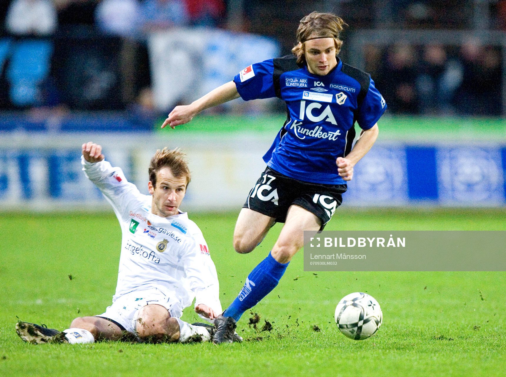 Hjalmar Öhagen glider förbi Tomasz Stolpa