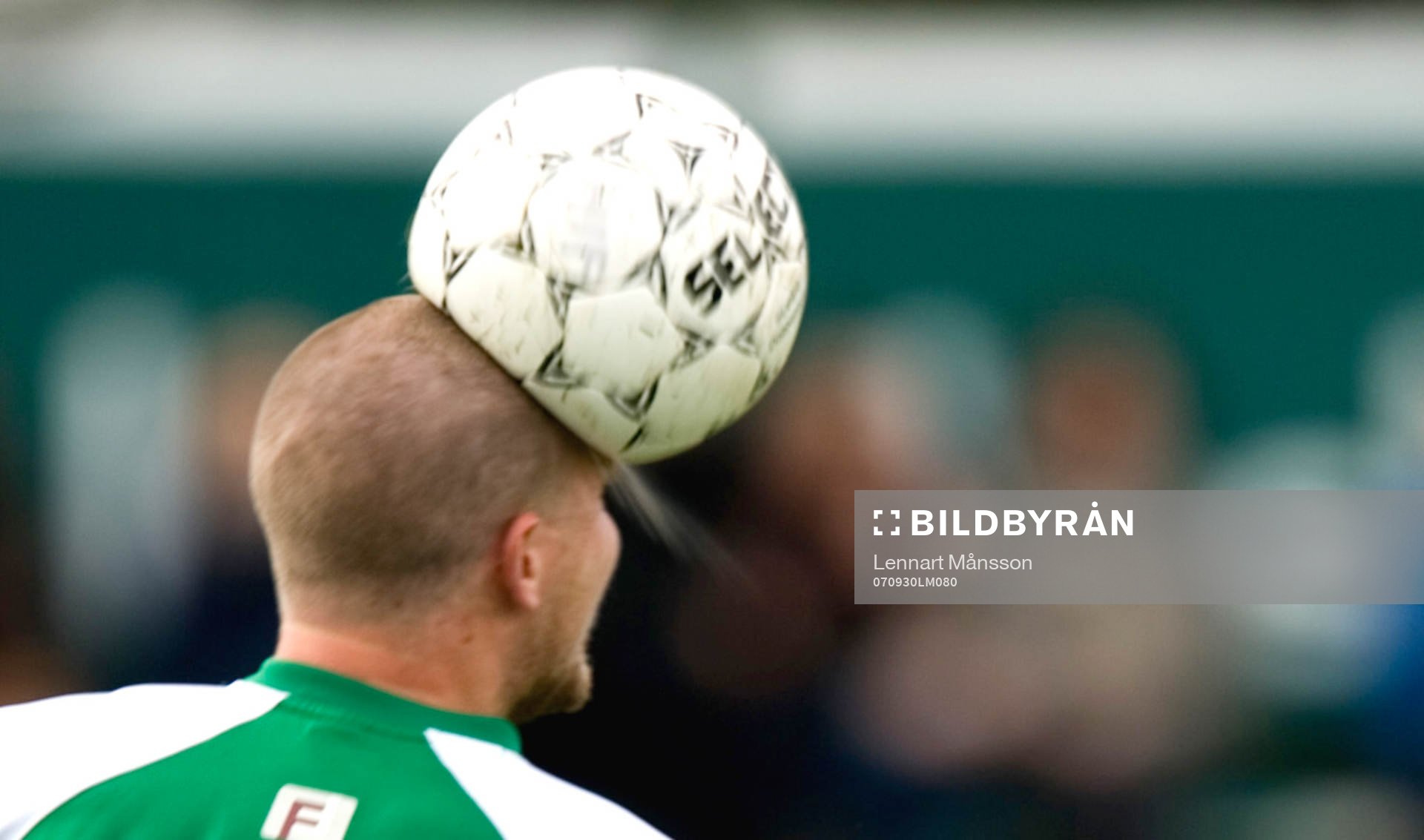 Dåligt pumpad boll landar på huvudet. Nick. Boll