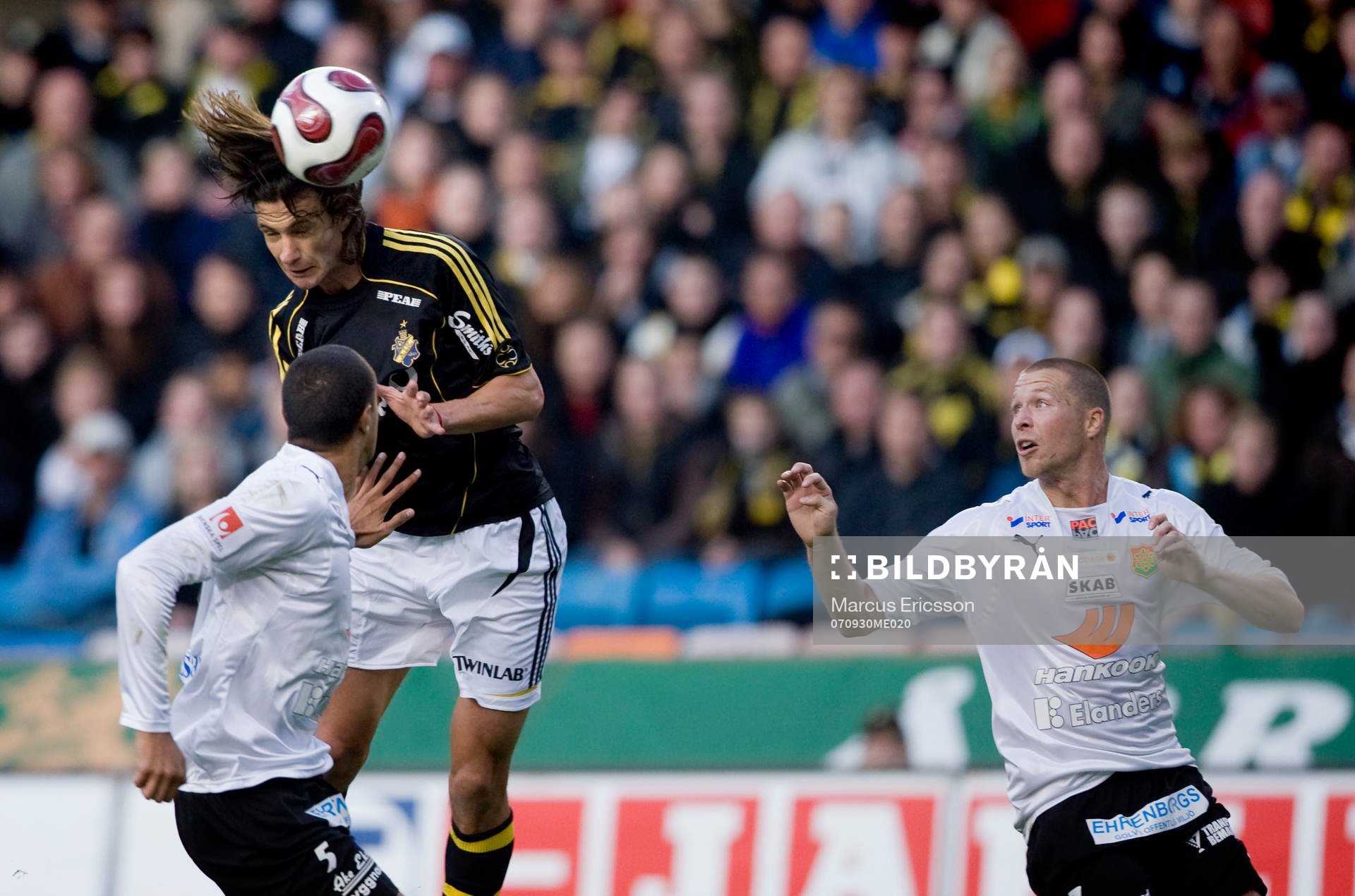Ivan Obolo, AIK, hoppar upp före Bobbie Friberg da Cruz