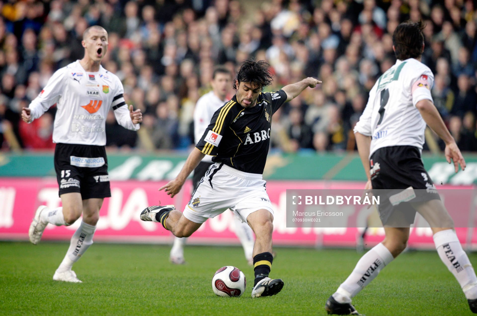 Lucas Valdemarin, AIK, går på skott