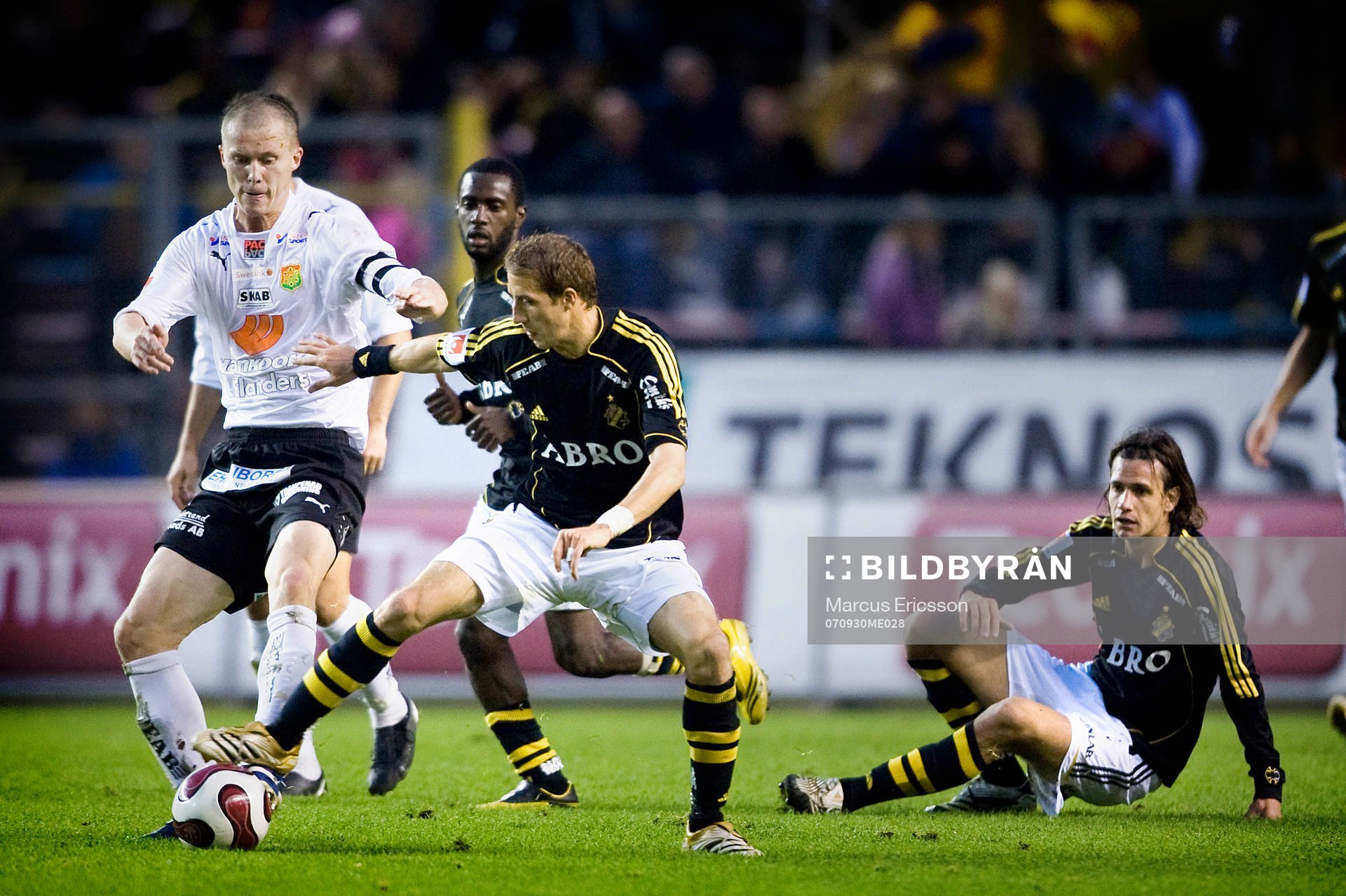 Fredrik Lundgren, GAIS, håller undan för Kenny Pavey, AIK