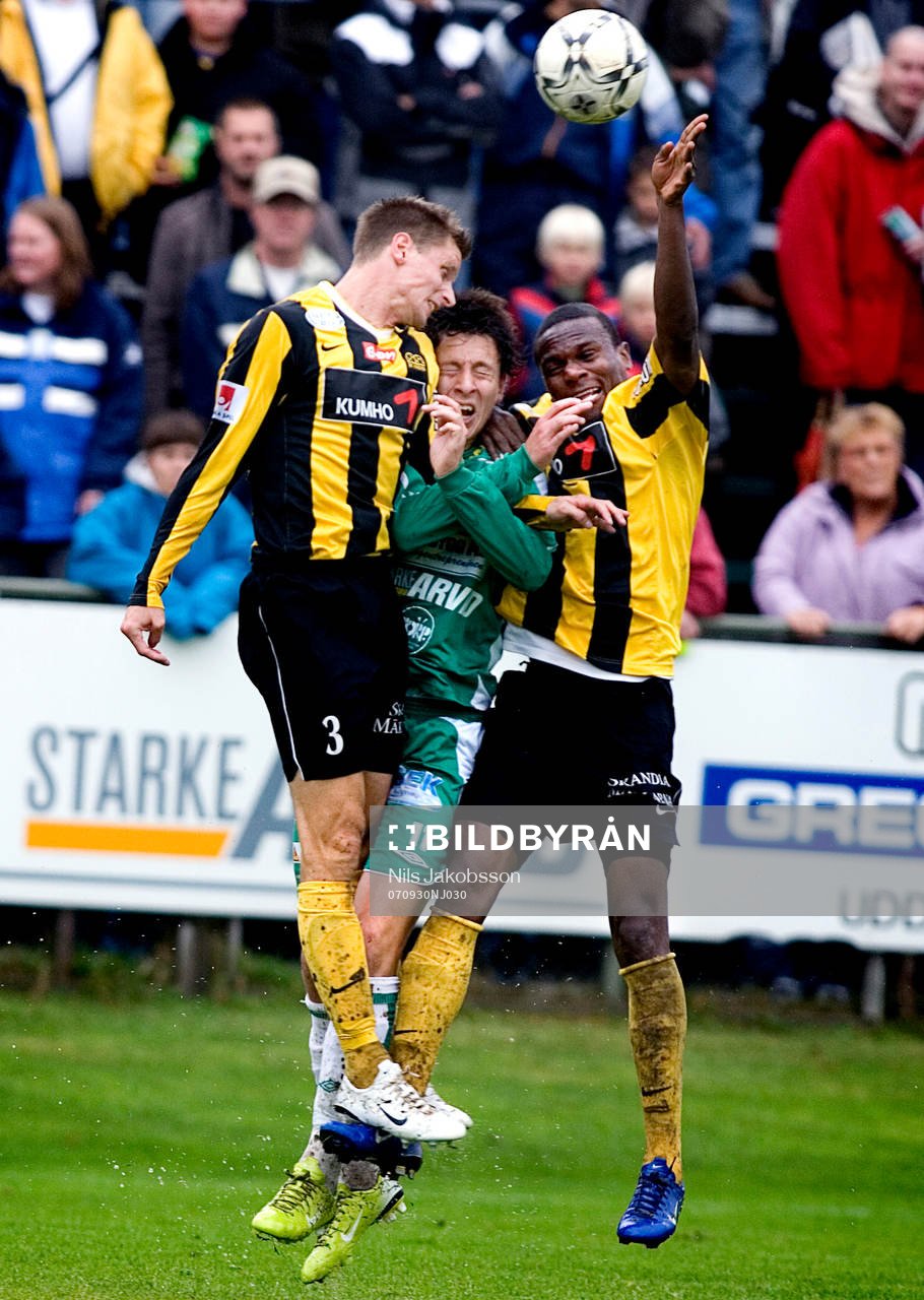  Martin Smedberg-Dalence, Ljungskile, mosas mellan Mats Heden och Robert Mambo Mumba, Häcken.