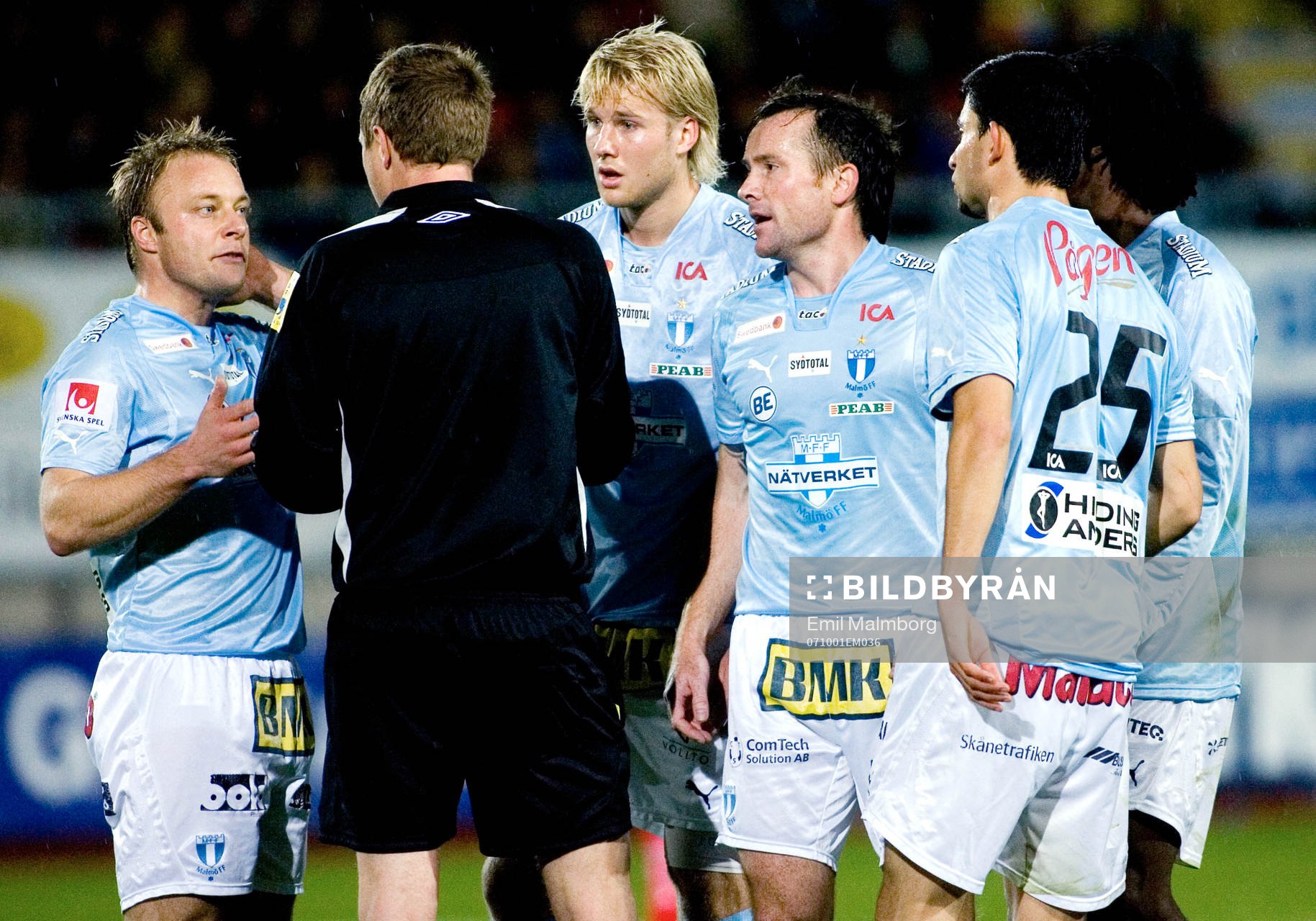 MFF i en av många diskutioner med domaren