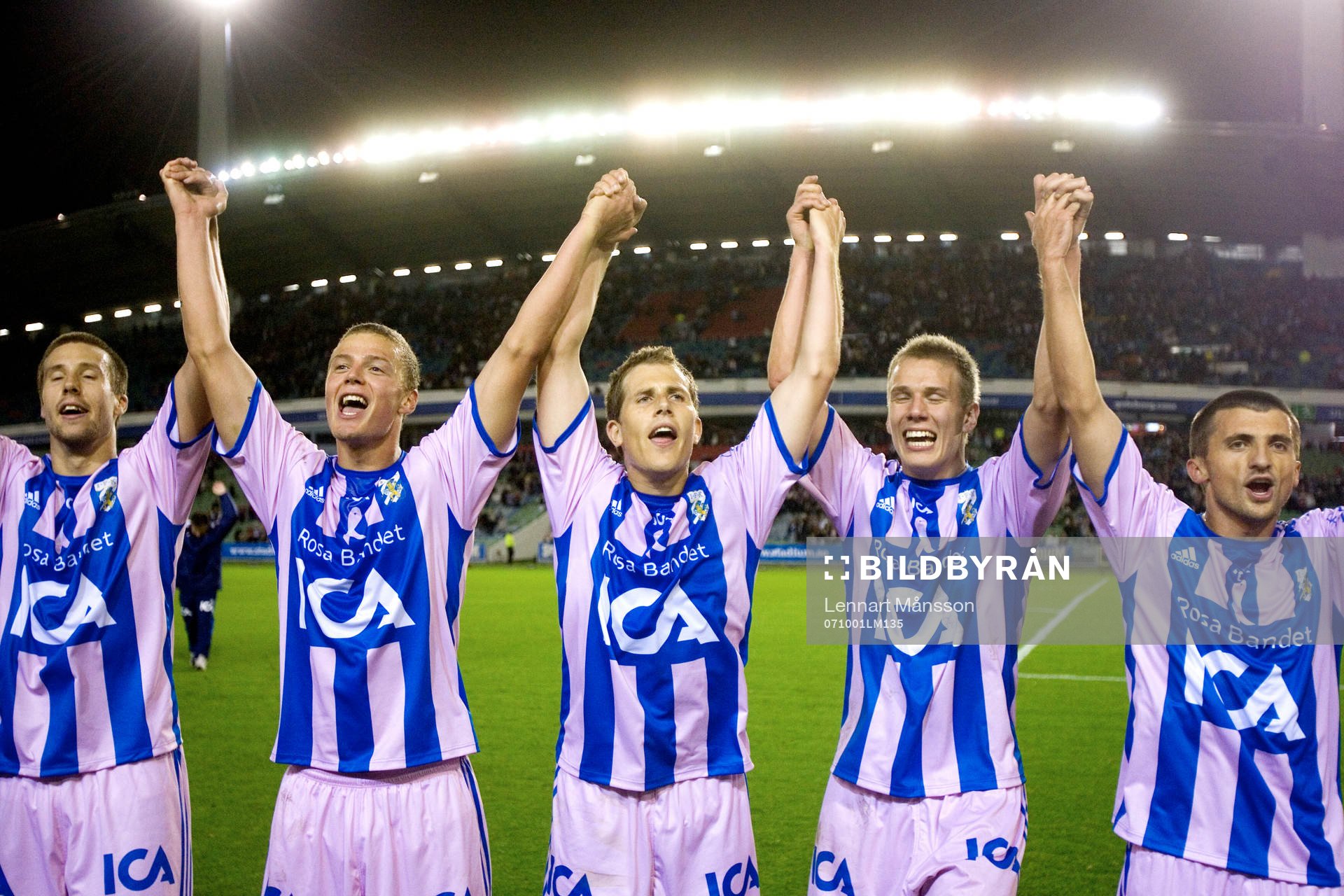  Jubel, fr v  Mattias Bjärsmyr, Ragnar Sigurdsson, Tobias Hysén, Pontus Wernbloom, Eldin Karisik. Rosa bandet. 
