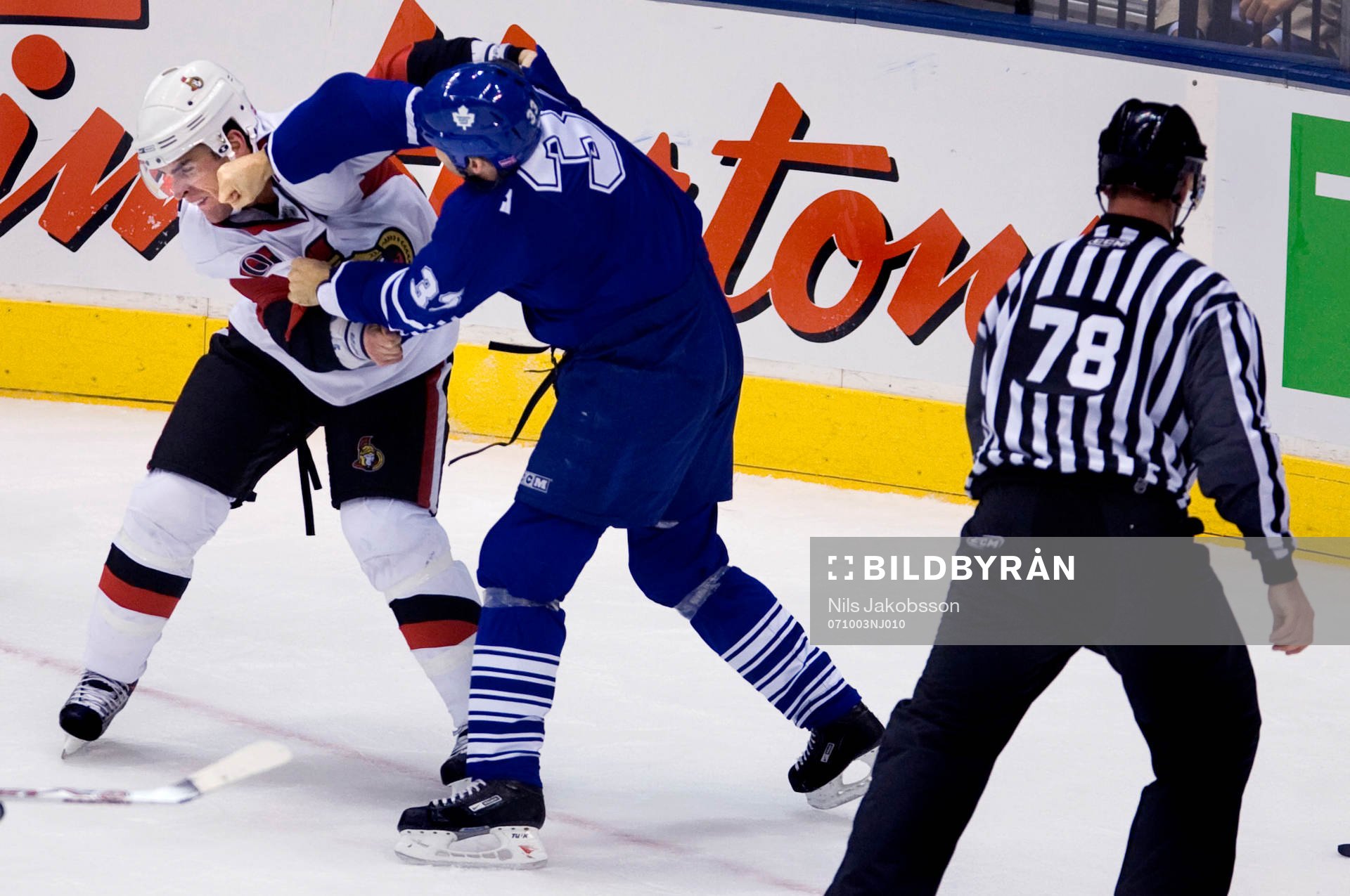 Wade Redden, Ottawa, får stryk av Bates Battaglia,