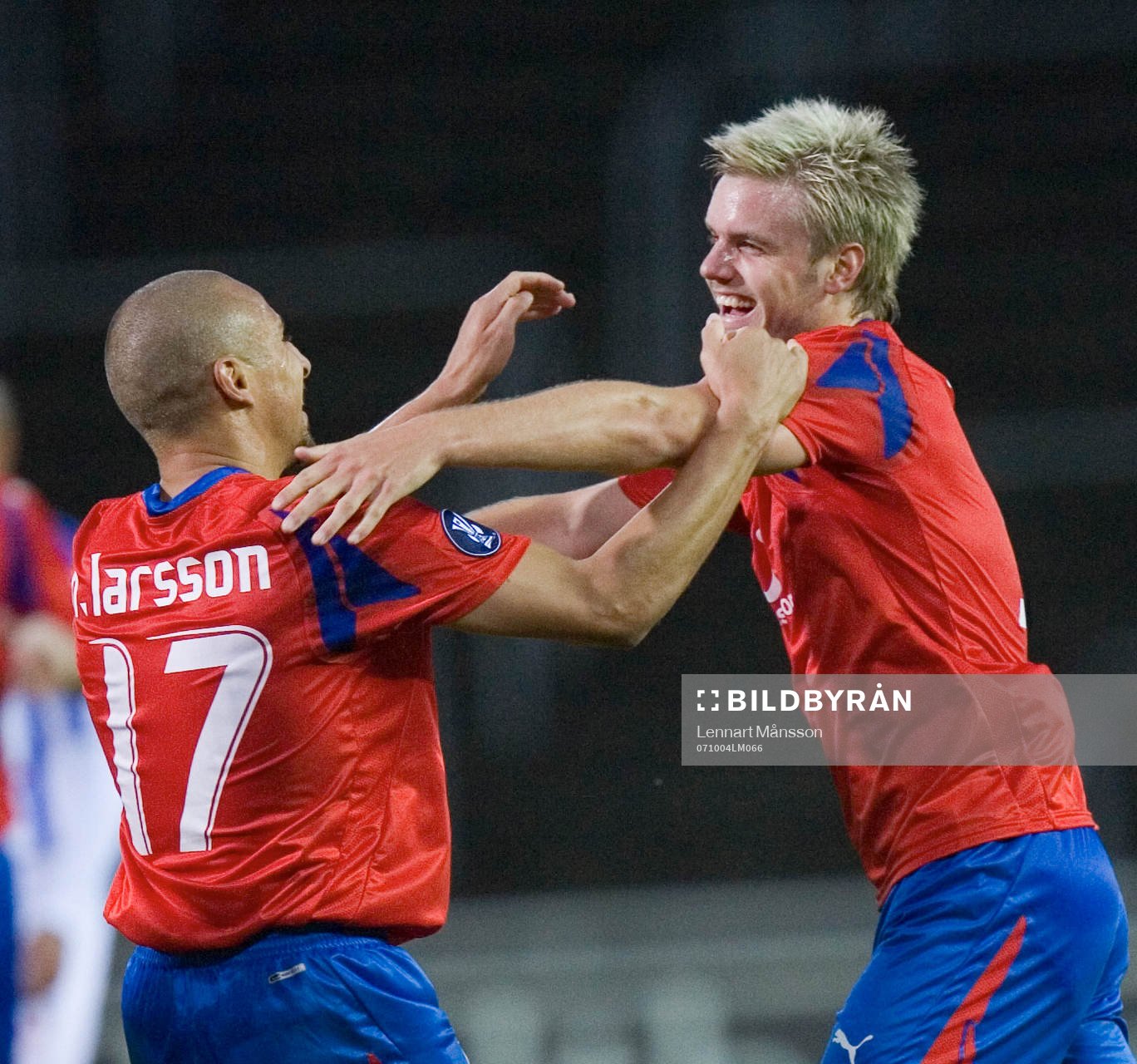 2-0 Andreas Dahl, som grattas av 1-0 skytten Henrik Larsson