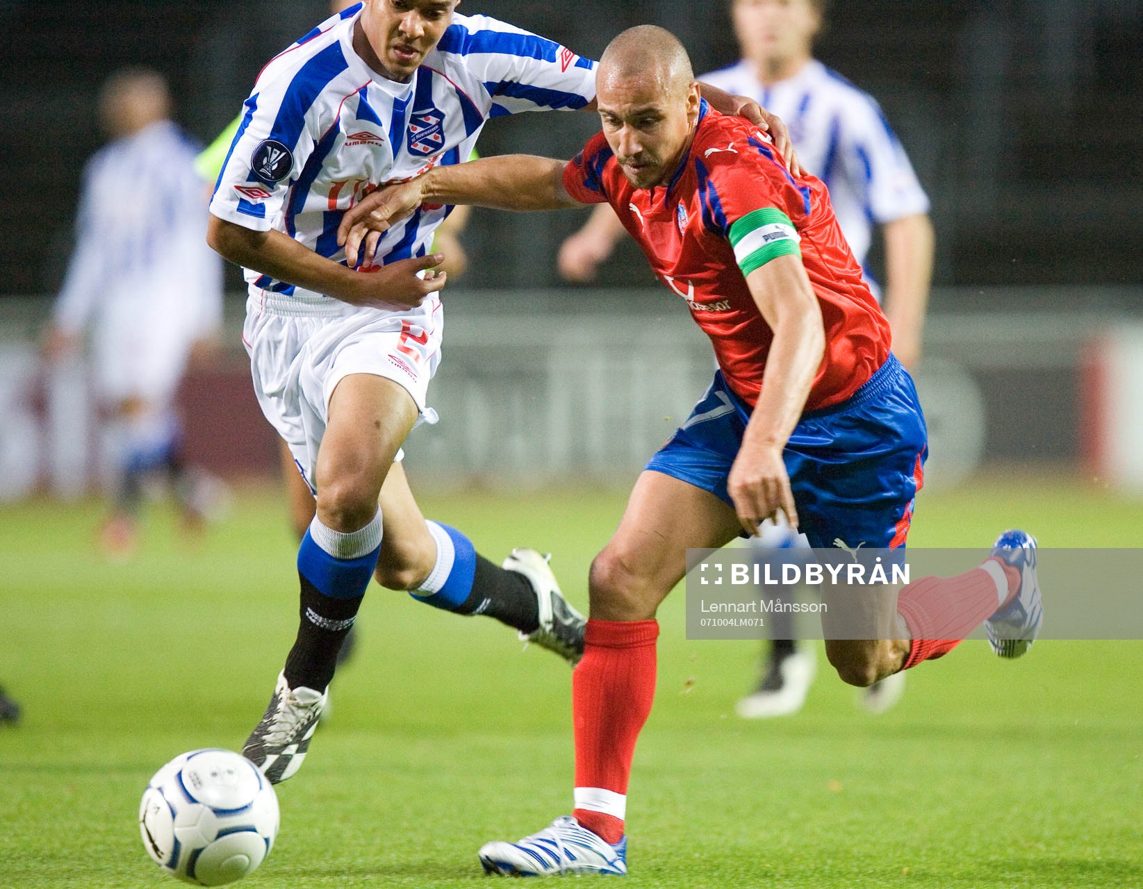 Henrik Larsson omfamnas