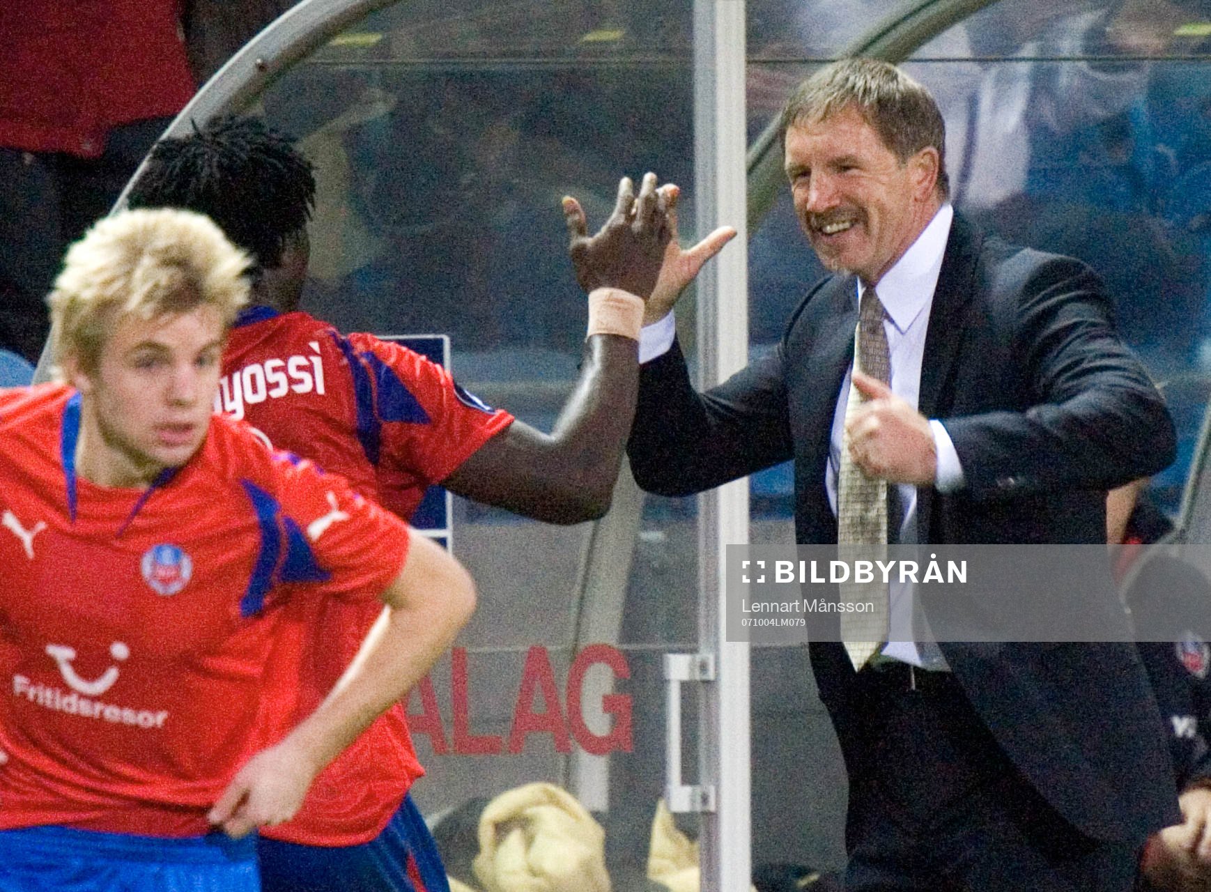 Stuart Baxter tackar 2-målsskytten Razak Omotoyossi när