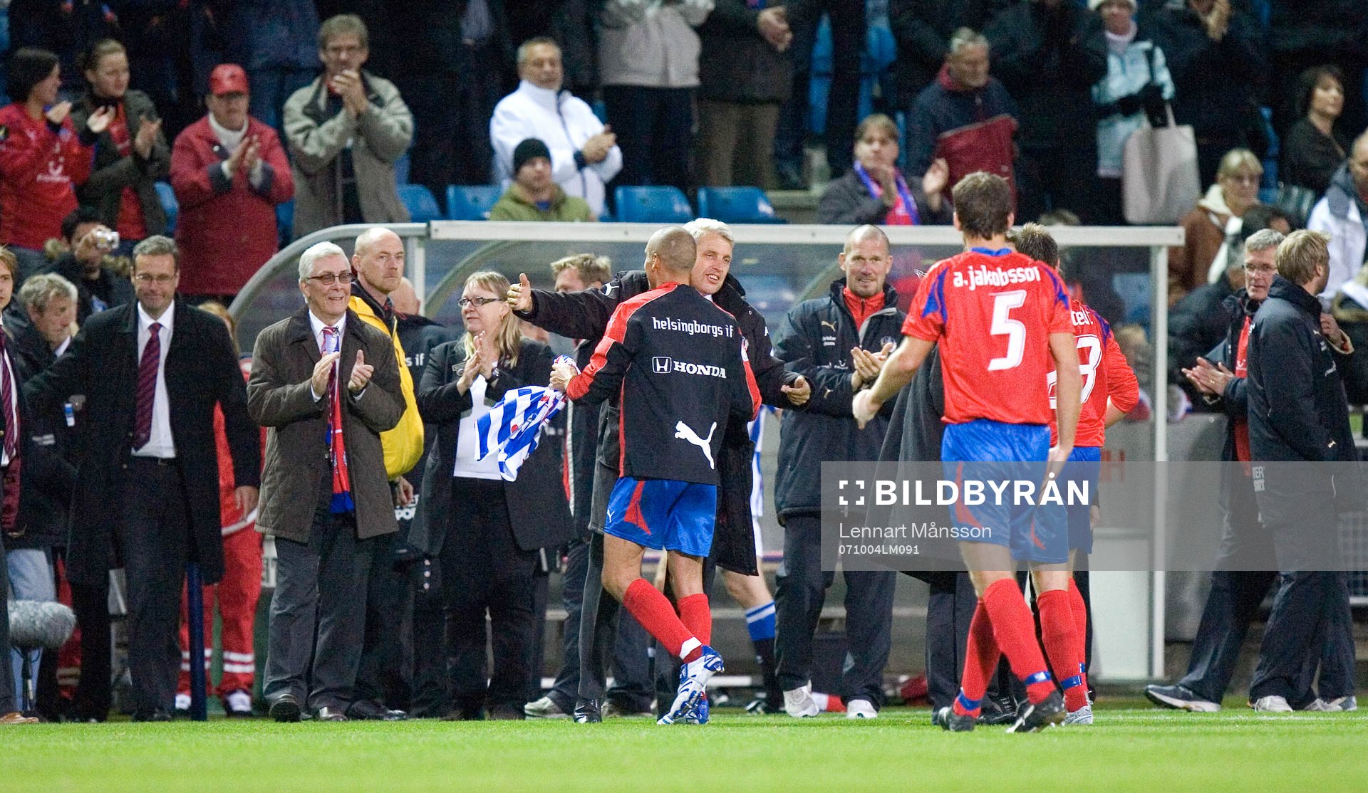 Många av HIF:s styrelse jublade och tackade Henrik Larsson