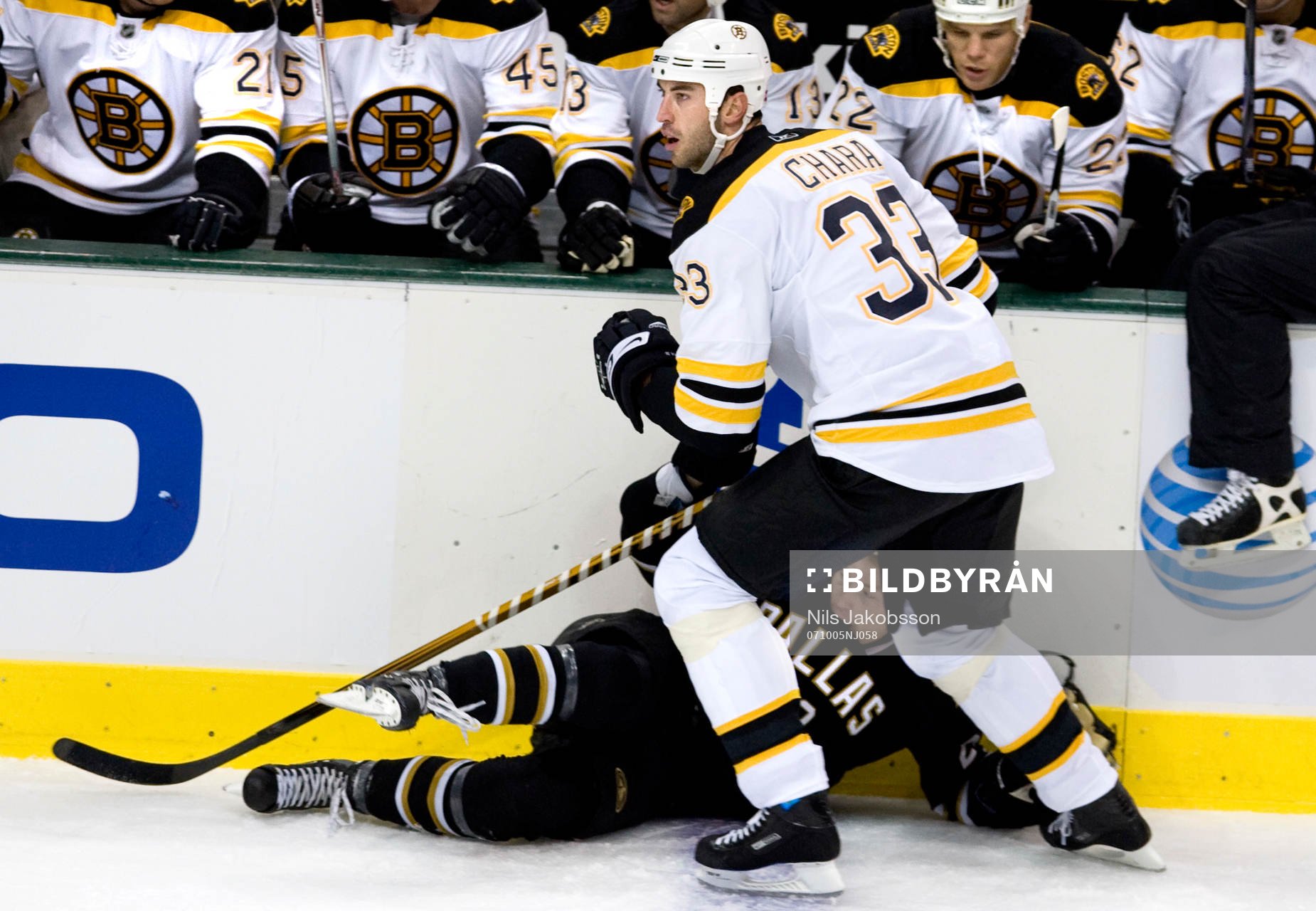 Zdeno Chara, Boston bruins, tacklar ner en Dallas spelare