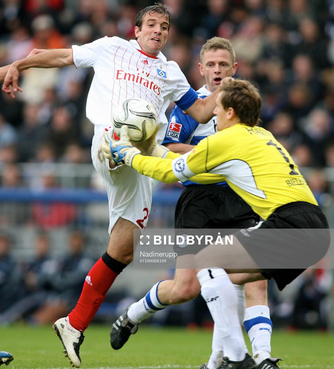 Rafael van der Vaart och Radim Kucera, målvakt