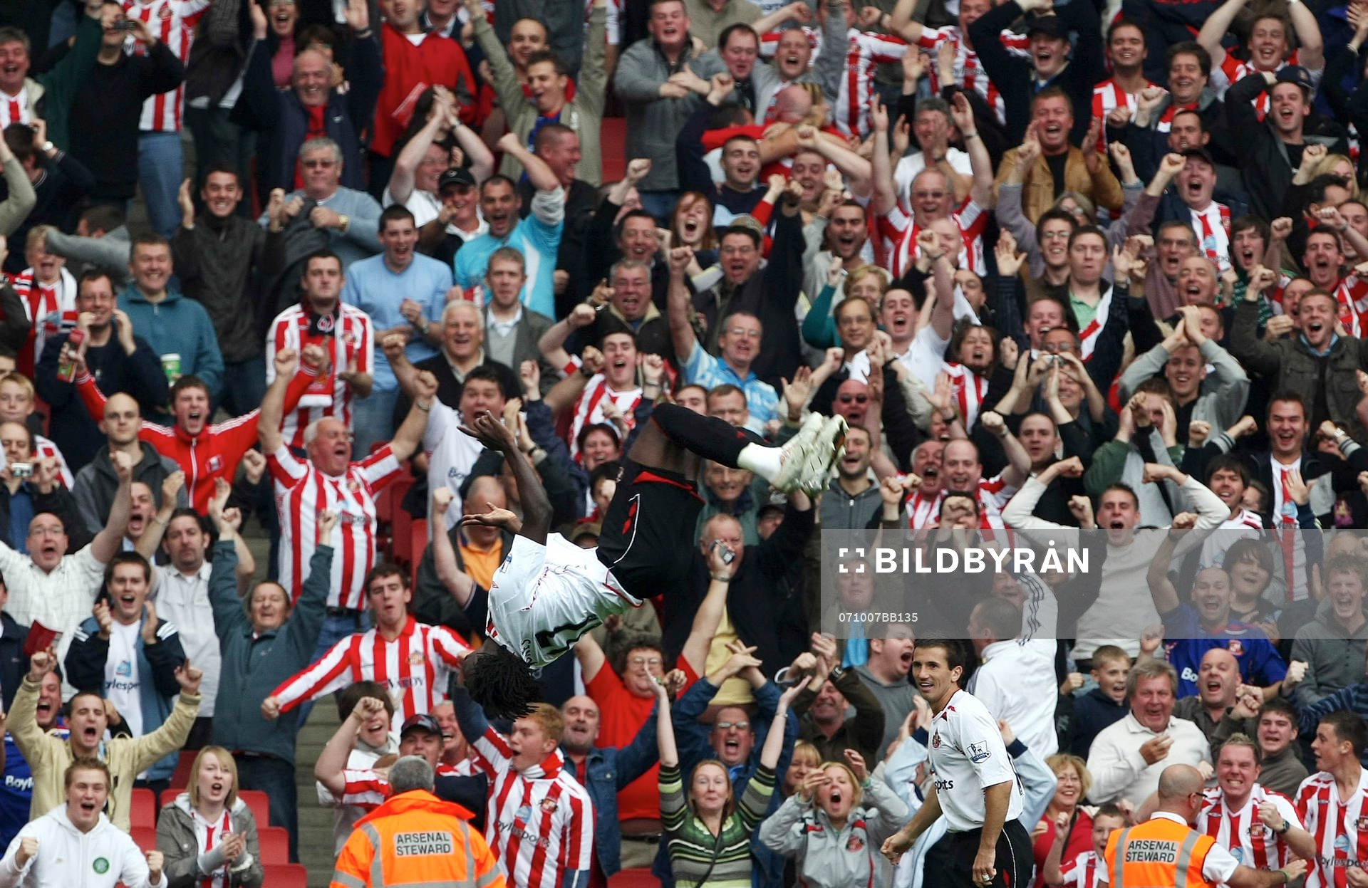 Kenwyne Jones, Sunderland, gör en volt för publiken