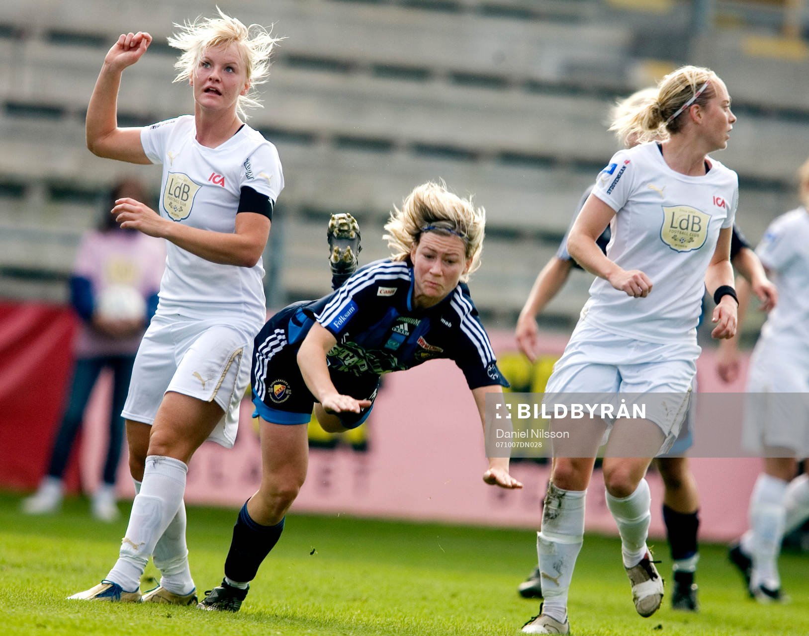 Anna Hall, Djurgården trycks ner mellan Nilla Fischer och