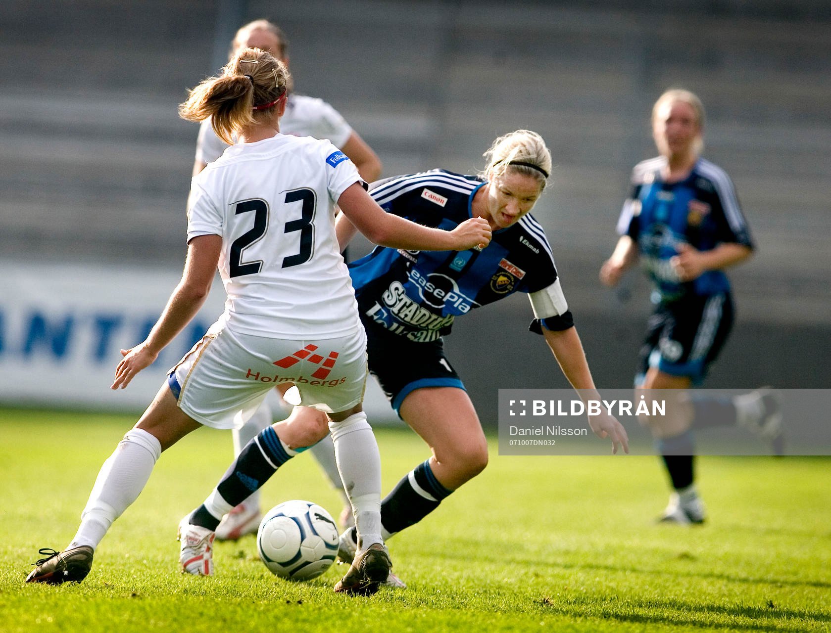  Victoria Svensson, Djurgården tar sig förbi Emelie Ölander, Ldb.
