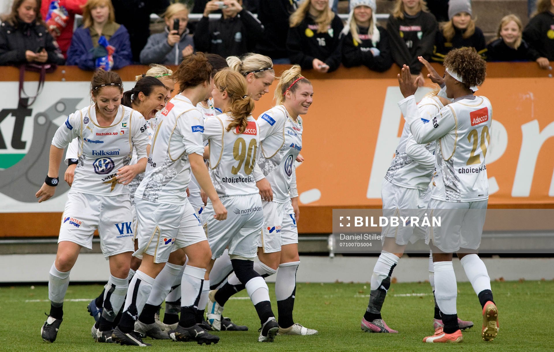 Marta och Umeå firar 1-0. Jubel, glädje