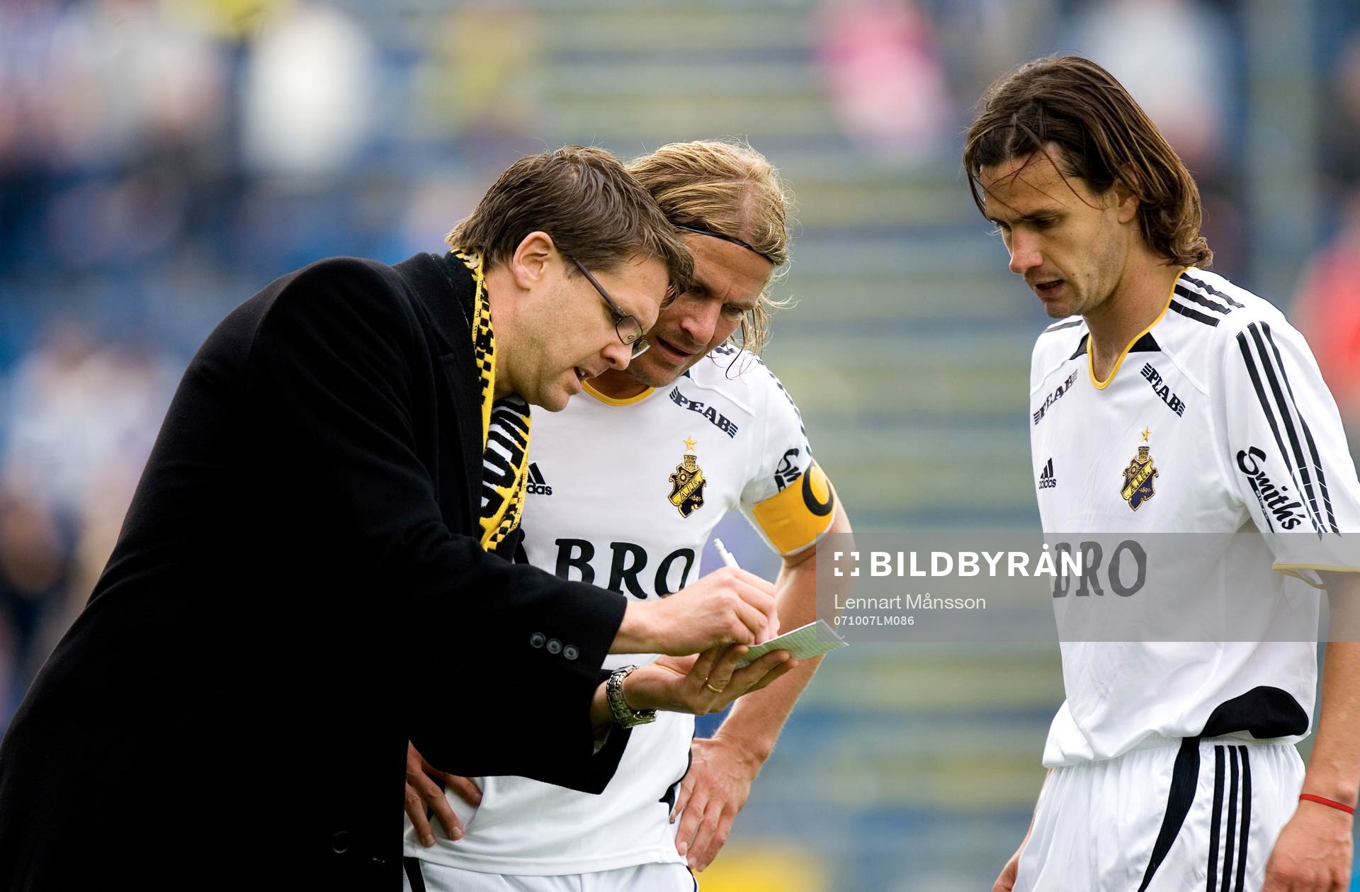 Rikard Norling, tränare, AIK, ger order till spelare,