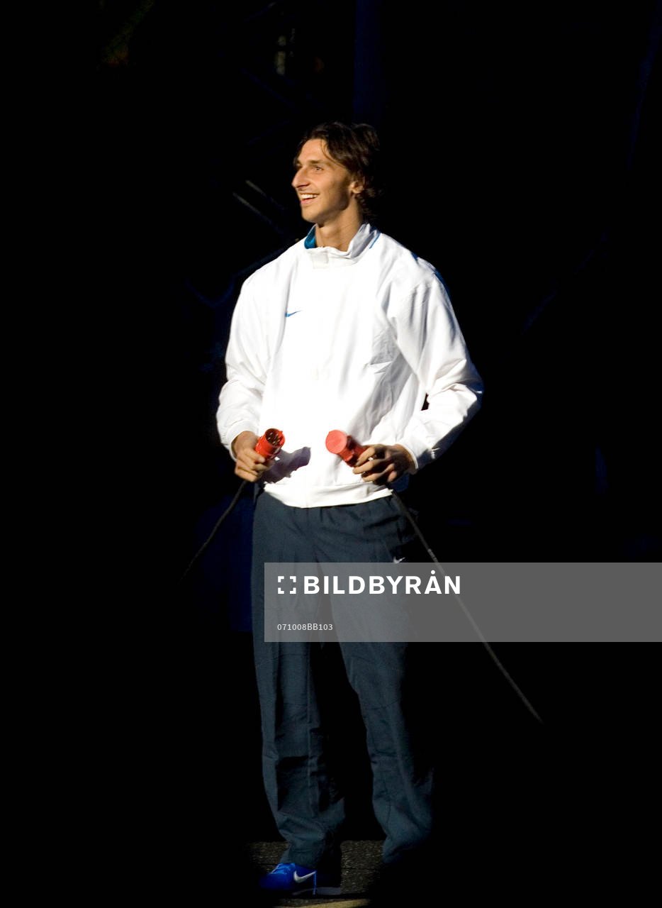 Zlatan Ibrahimovic inviger Zlatan Court och tänder