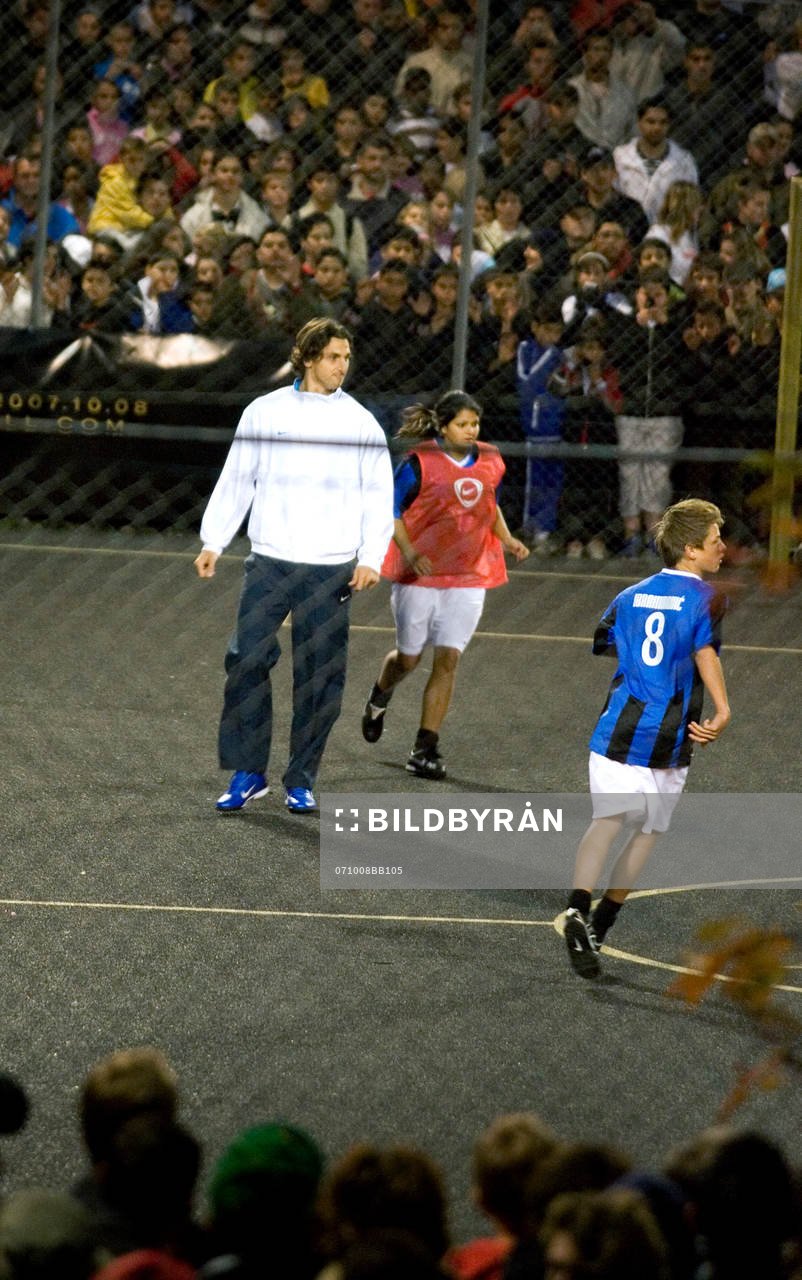 Zlatan Ibrahimovic inviger Zlatan Court och tänder
