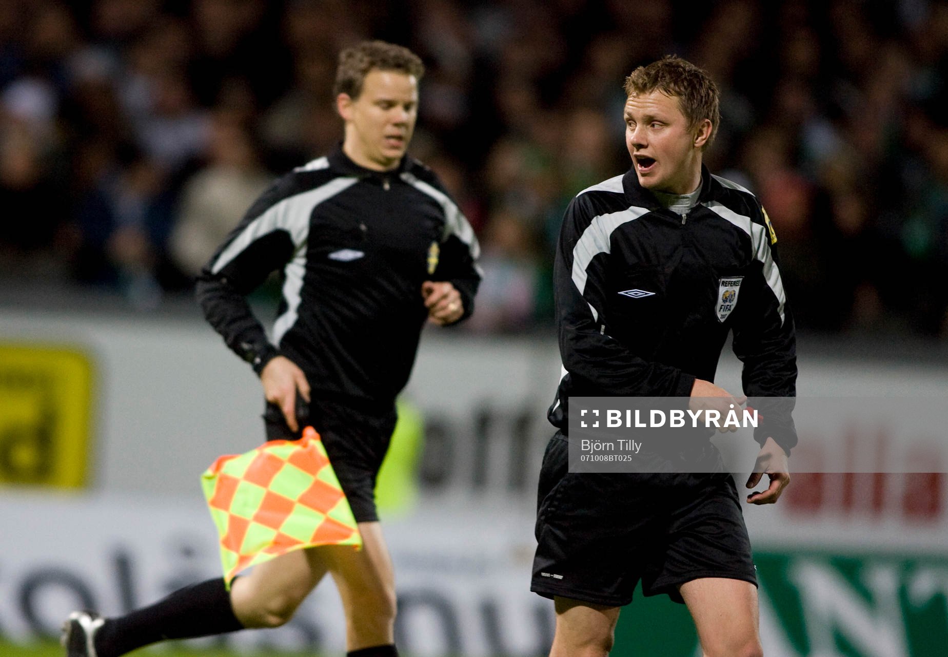 Linjedomaren Daniel Wärnmark och Markus Strömbergsson,