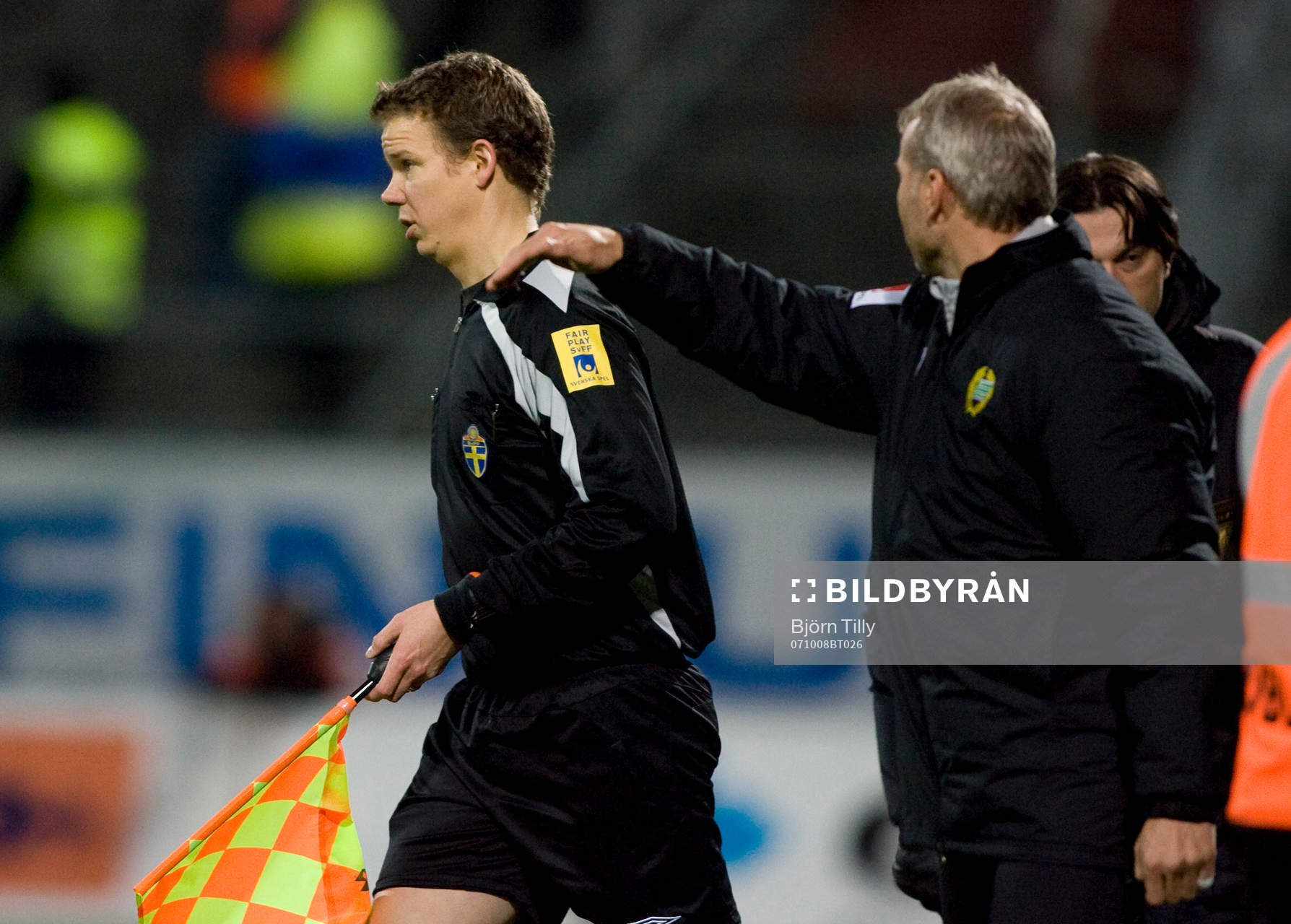 Linjedomaren Daniel Wärnmark och Lars Eriksson, målvakt,