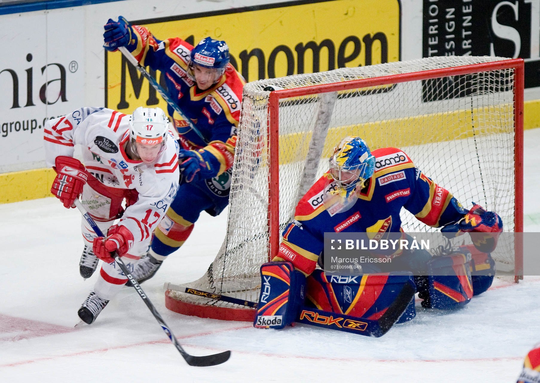 Johan Andersson, Timrå, smyger runt bakom Daniel Larsson,