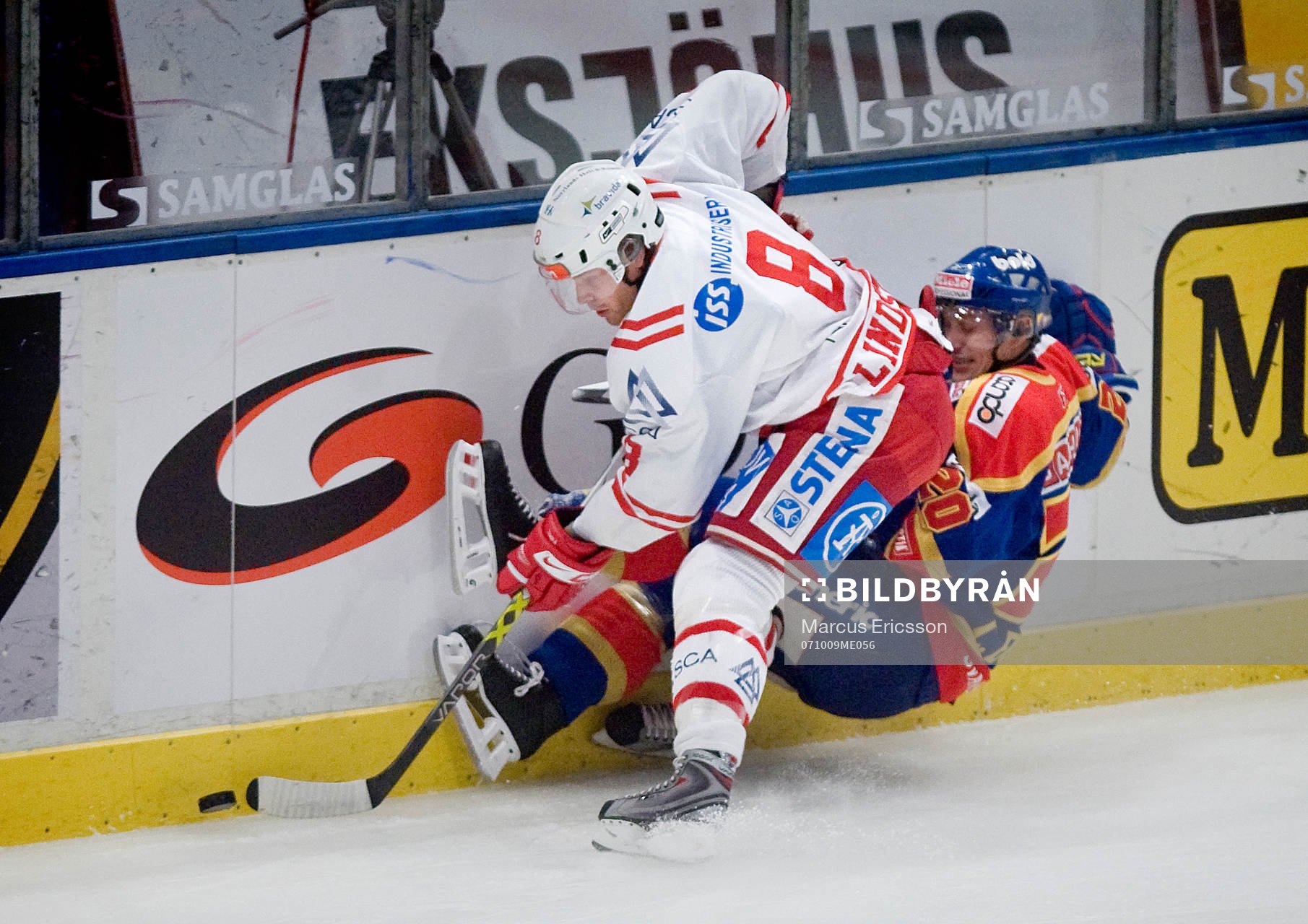 Sanny Lindström, Timrå, trycker till Christian Eklund,