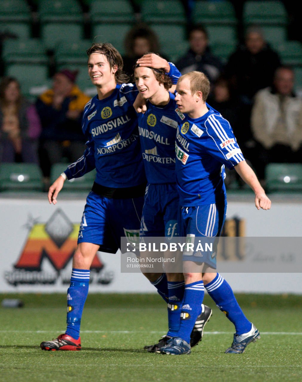  Mikael Lustig, Linus Hallenius och Johan Patriksson, Sundsvall jubel efter Hallenius 2-0