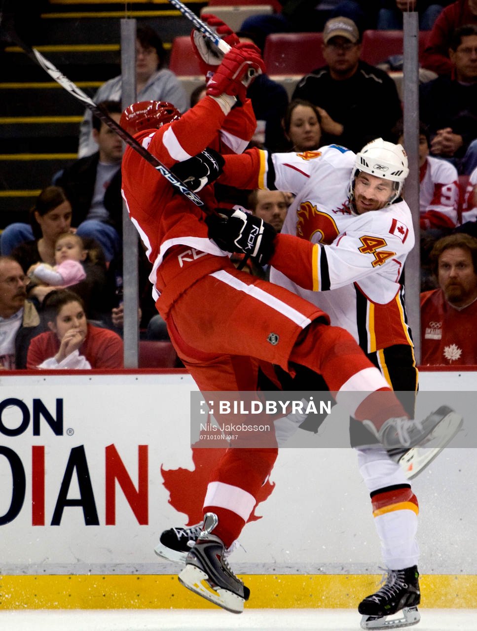Pavel Datsyuk, Detroit, bjuds på en tackling av  Rhett