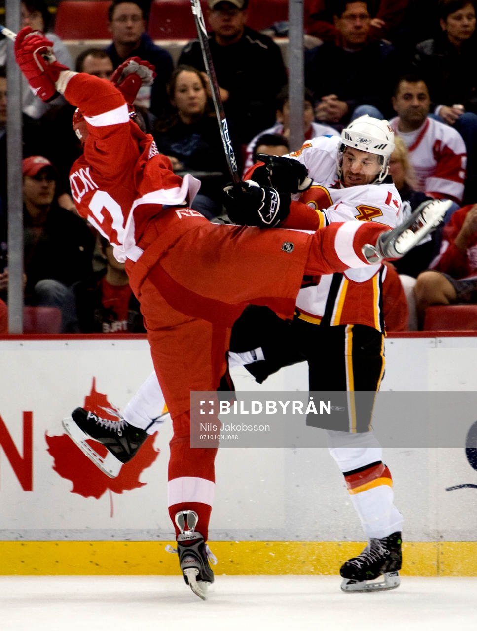 Pavel Datsyuk, Detroit, bjuds på en tackling av  Rhett