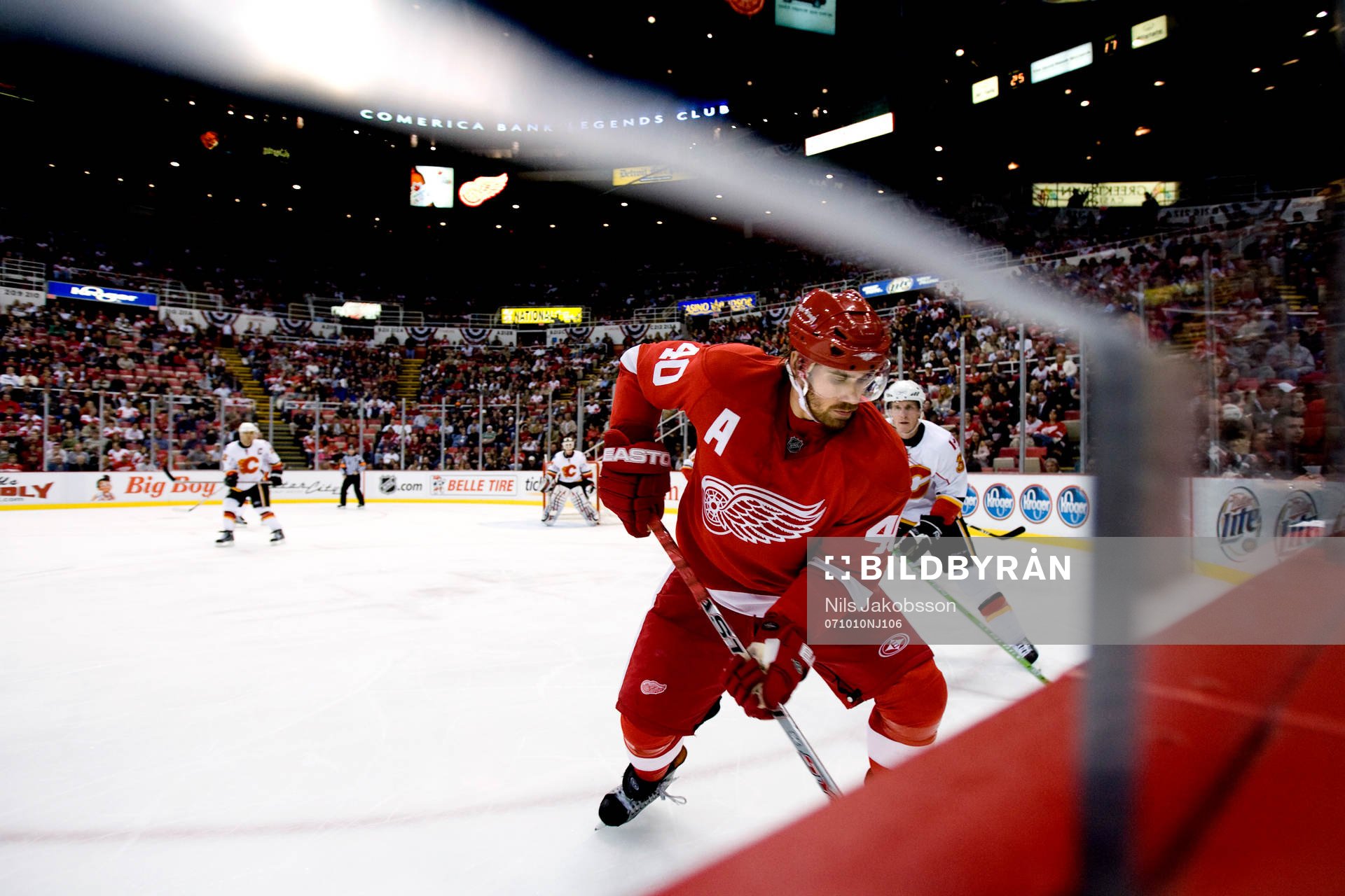 Henrik Zetterberg, Detroit, tacklas av Dion Phaneuf,