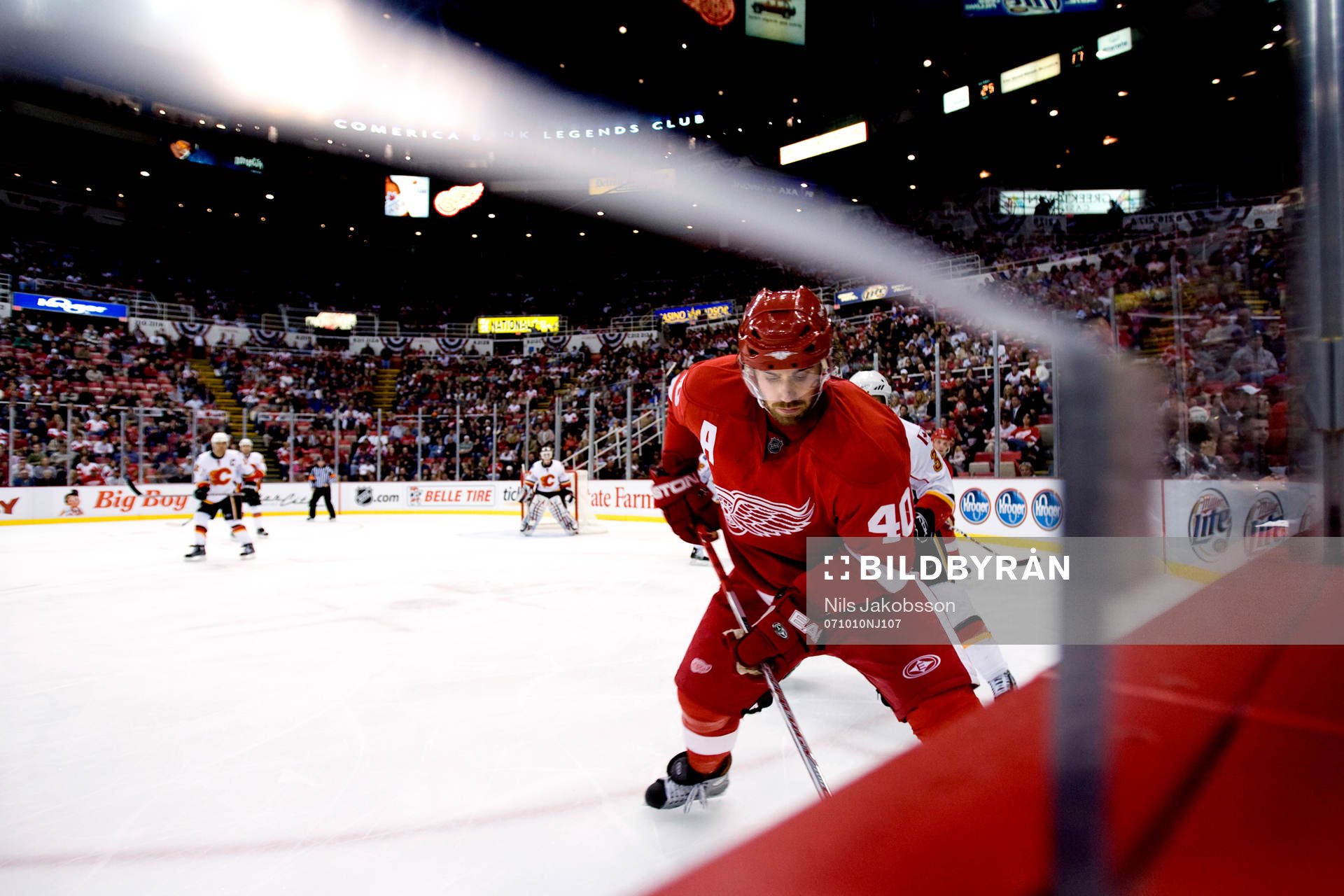 Henrik Zetterberg, Detroit, tacklas av Dion Phaneuf,