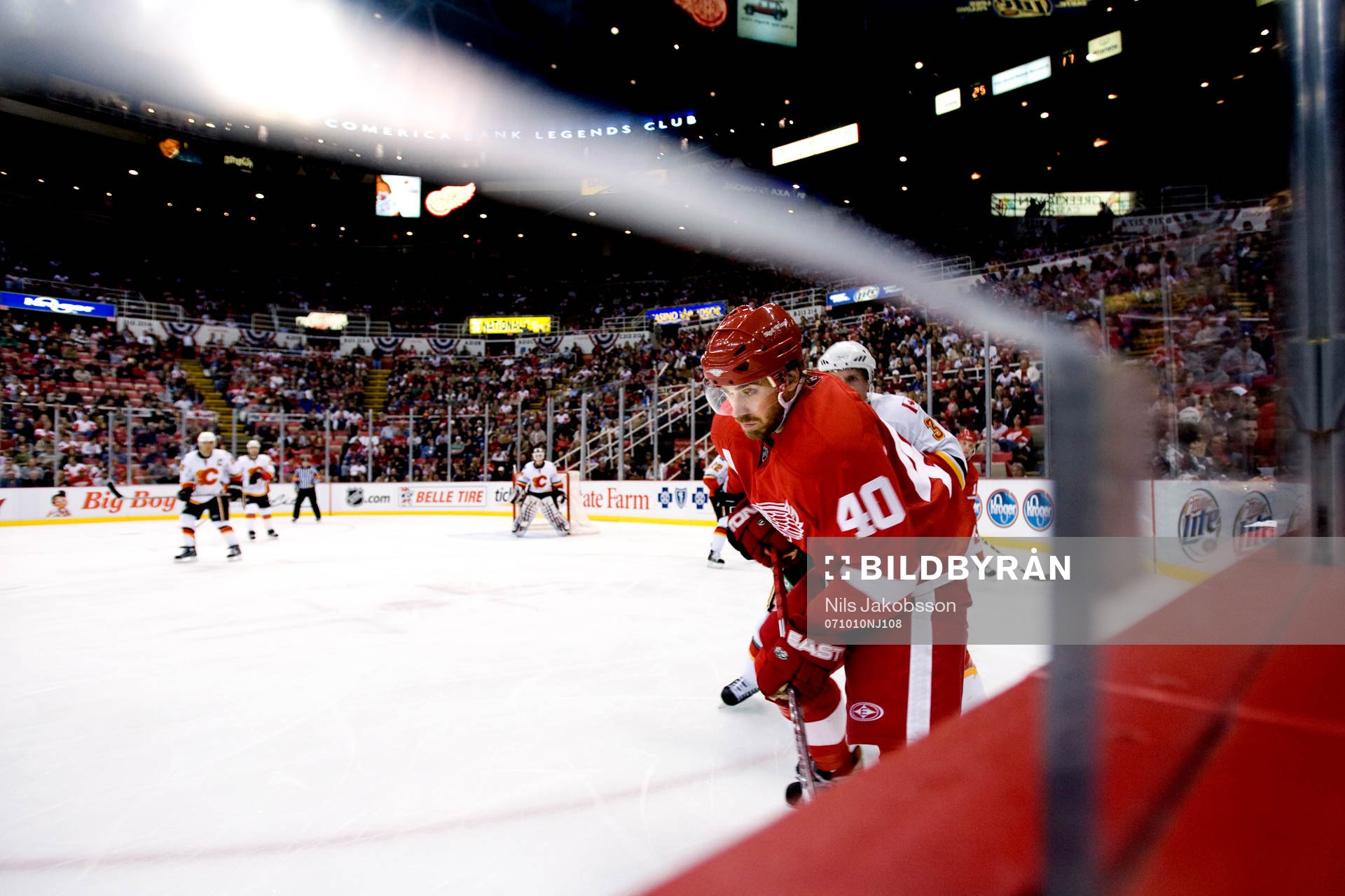 Henrik Zetterberg, Detroit, tacklas av Dion Phaneuf,