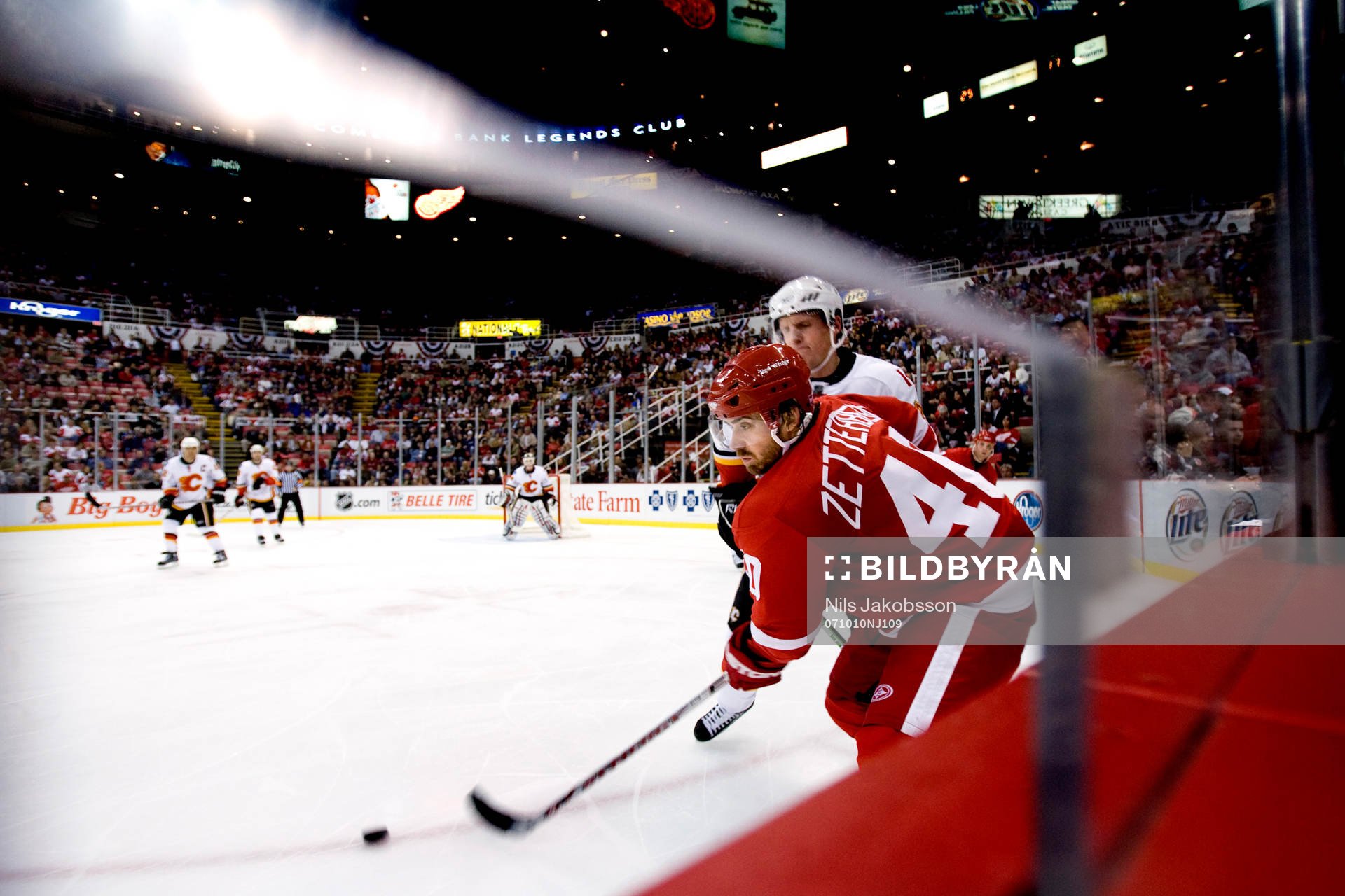 Henrik Zetterberg, Detroit, tacklas av Dion Phaneuf,