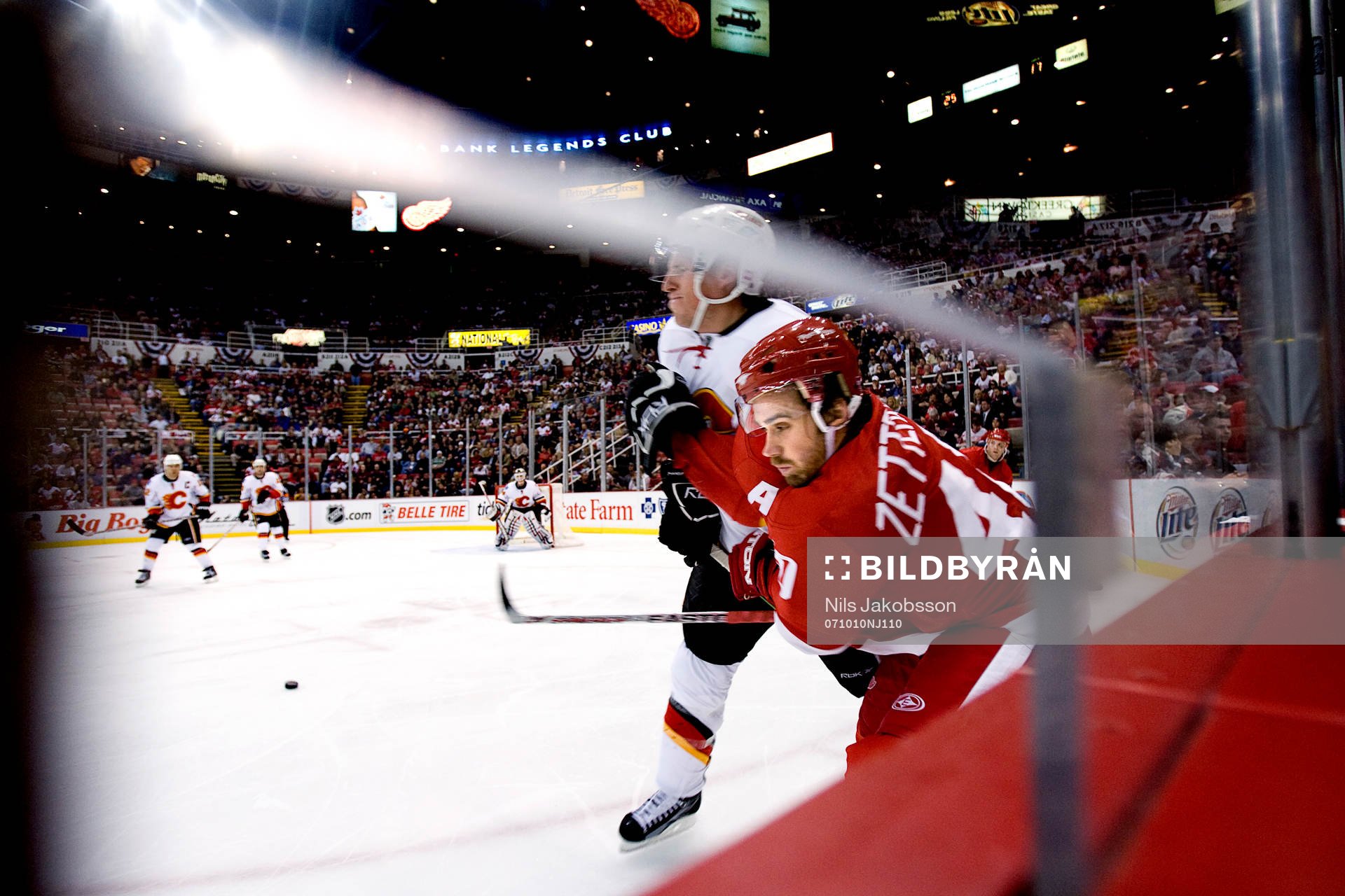 Henrik Zetterberg, Detroit, tacklas av Dion Phaneuf,