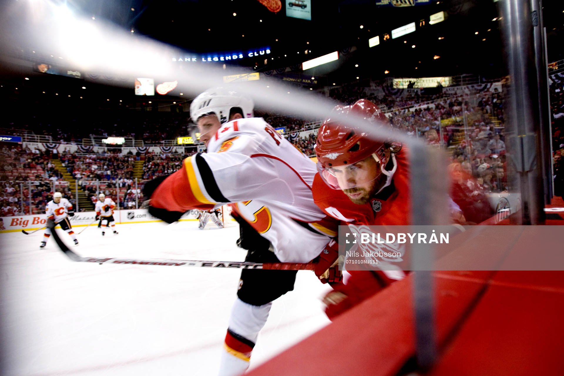 Henrik Zetterberg, Detroit, tacklas av Dion Phaneuf,