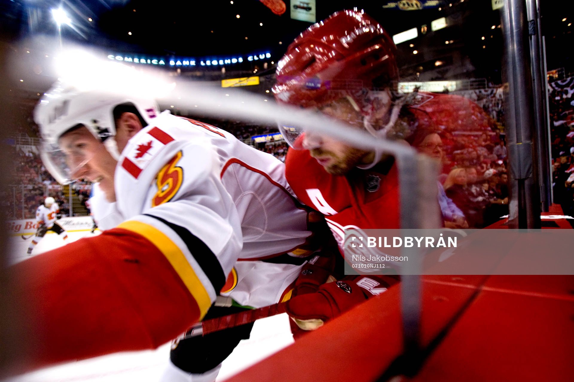 Henrik Zetterberg, Detroit, tacklas av Dion Phaneuf,