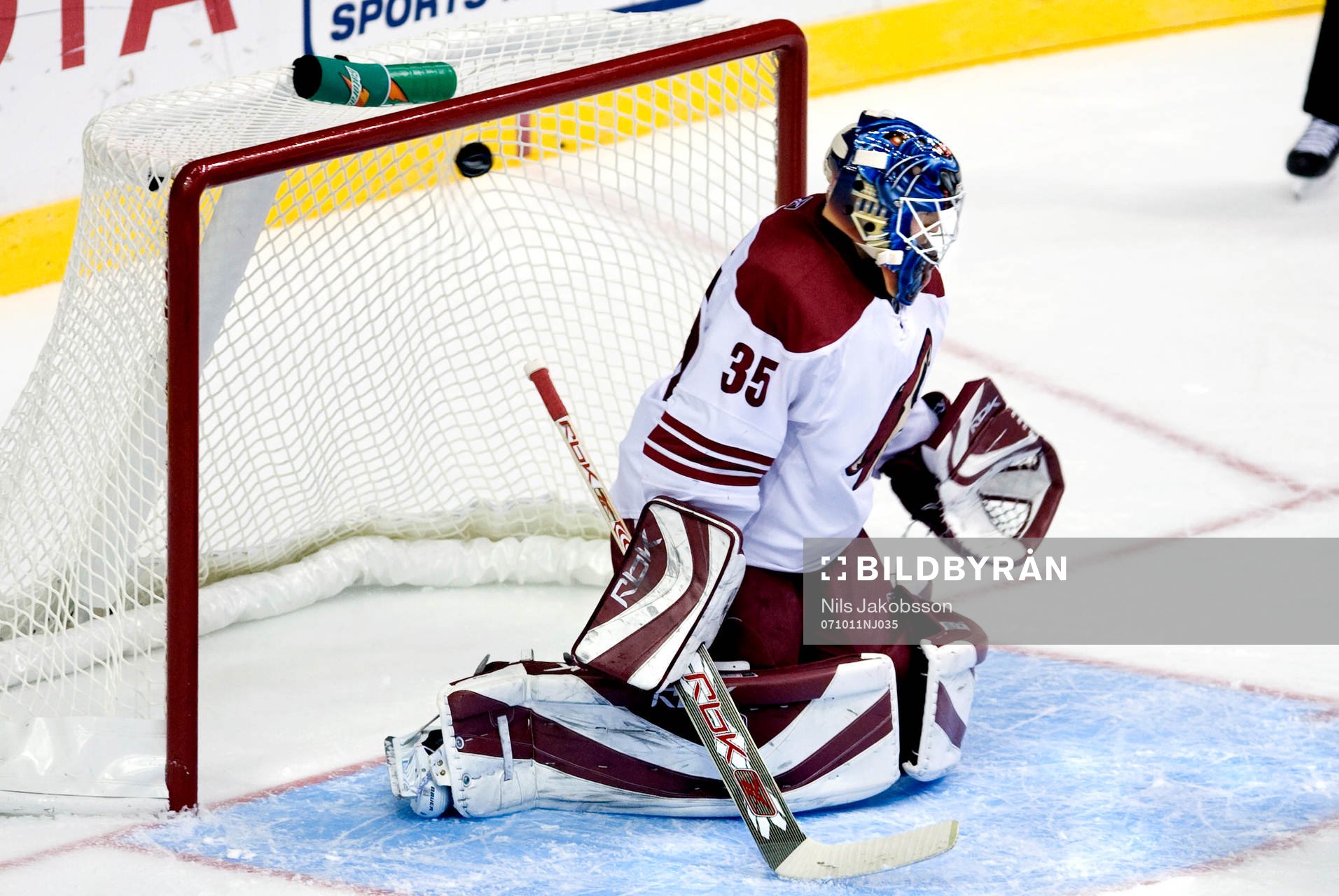 David Aebischer, målvakt, Phoenix Coyotes, släpper in ett