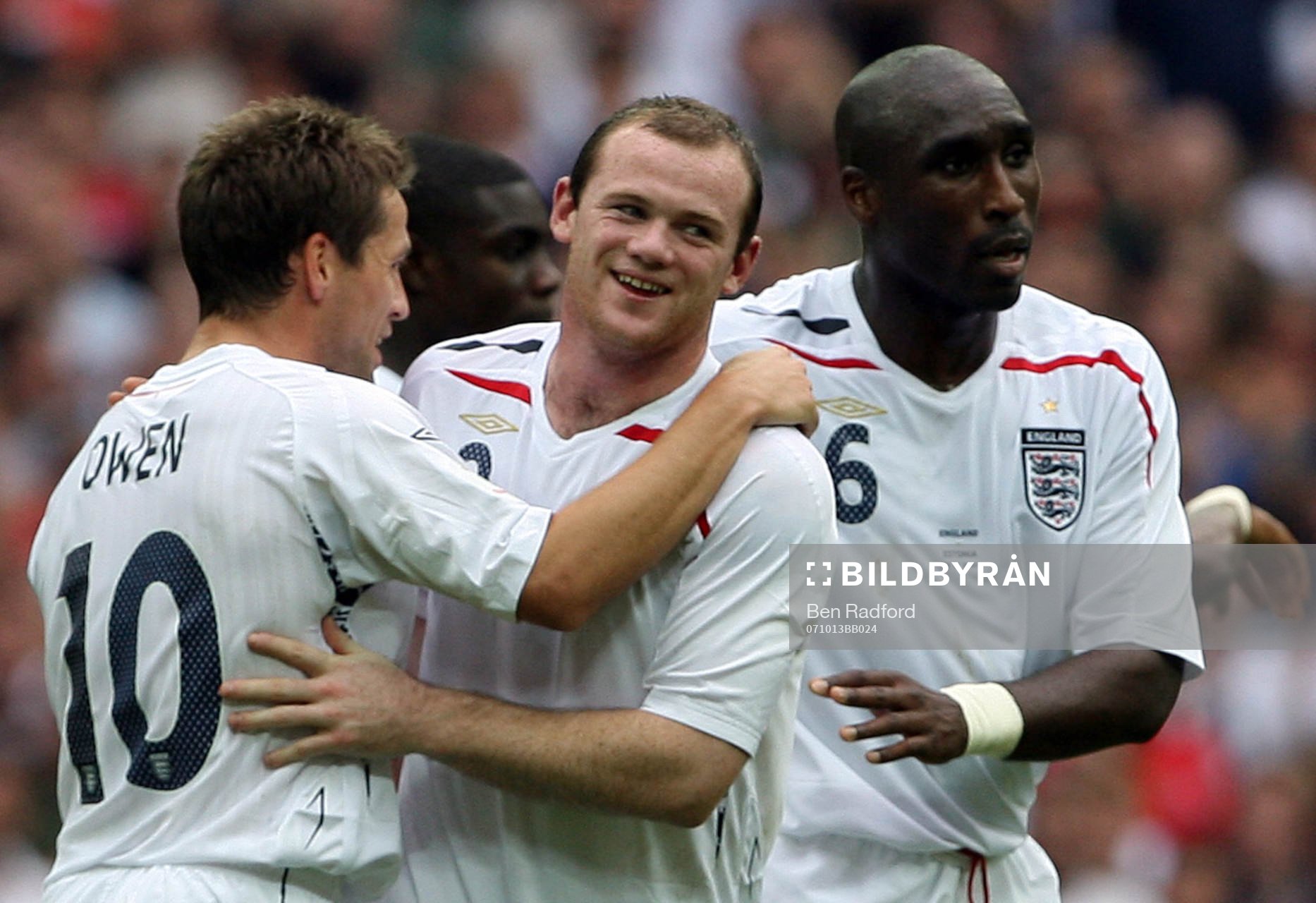 Wayne Rooney, Michael Owen och Sol Campbell, England (jubel)
