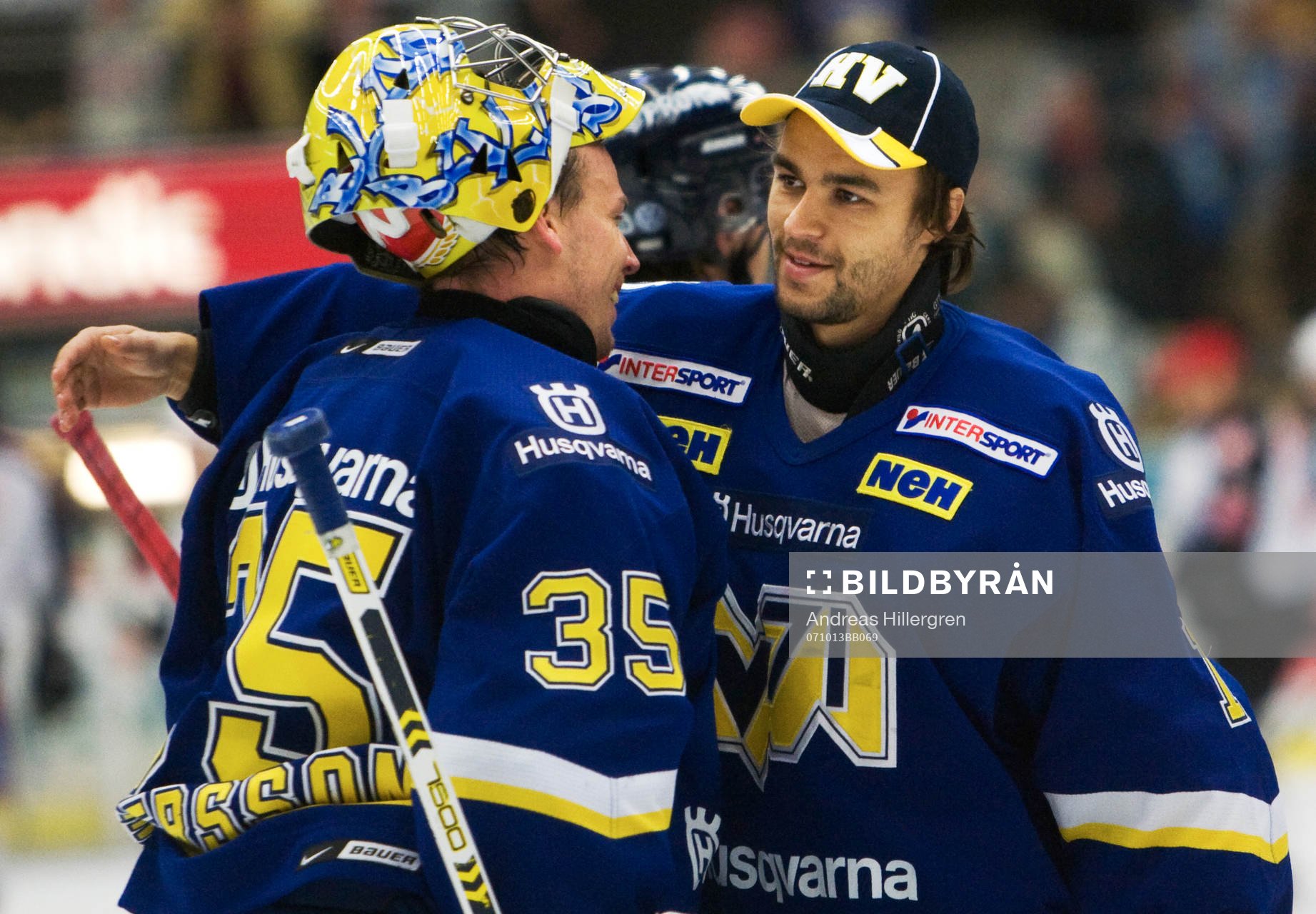 Stefan Liv, målvakt, kramar om Andreas Andersson,