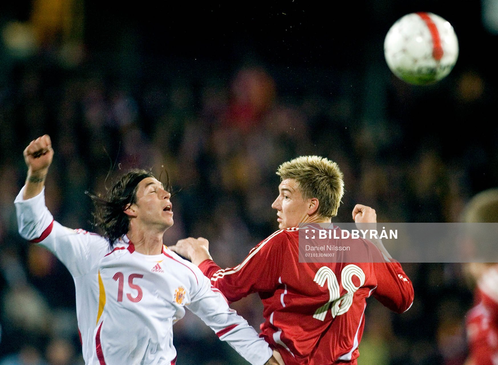  Sergio Ramos, Spanien och Nicklas Bendtner, Danmark.